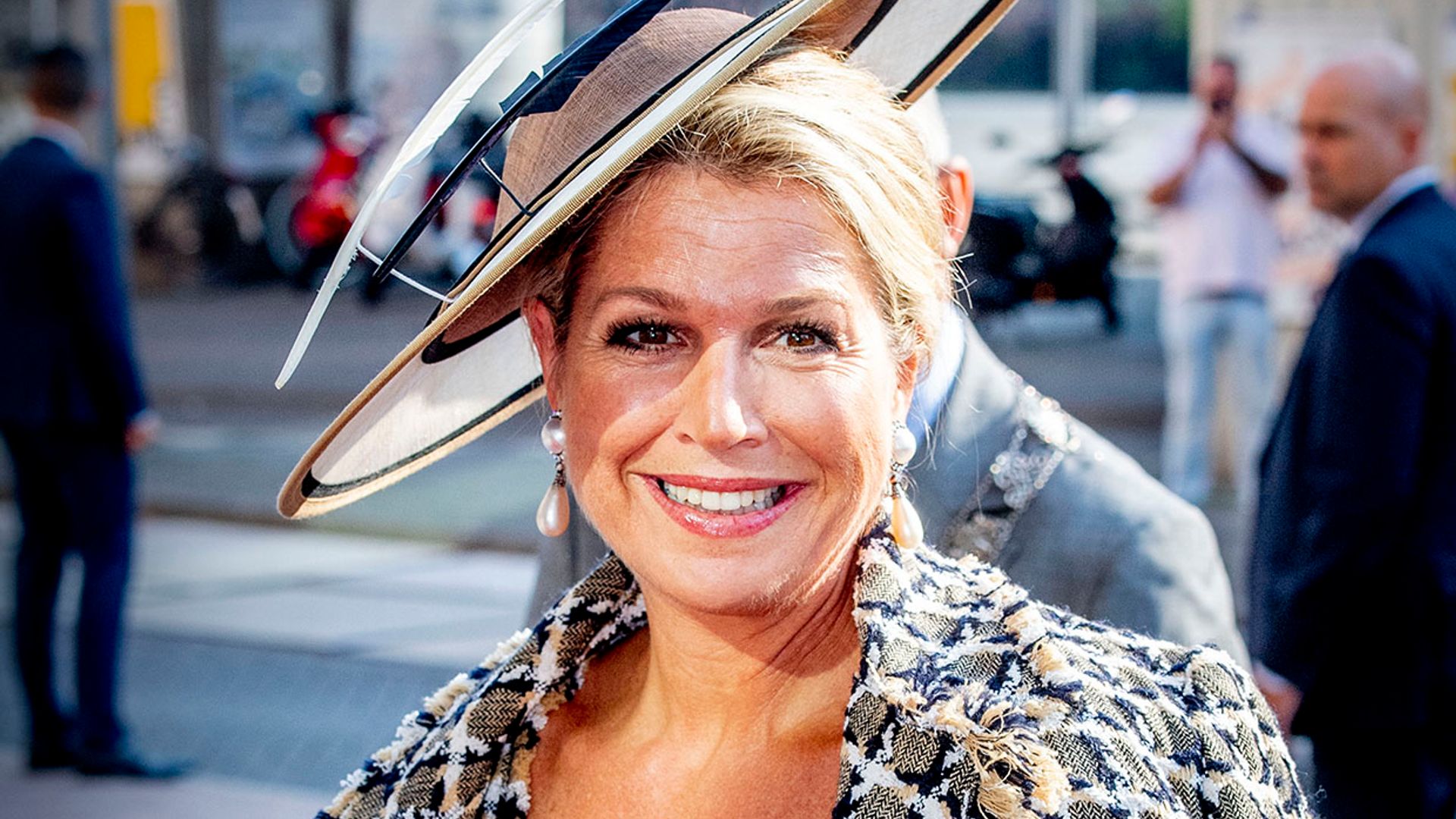 Solo necesitas 3 accesorios para ser la invitada perfecta, palabra de Máxima de Holanda