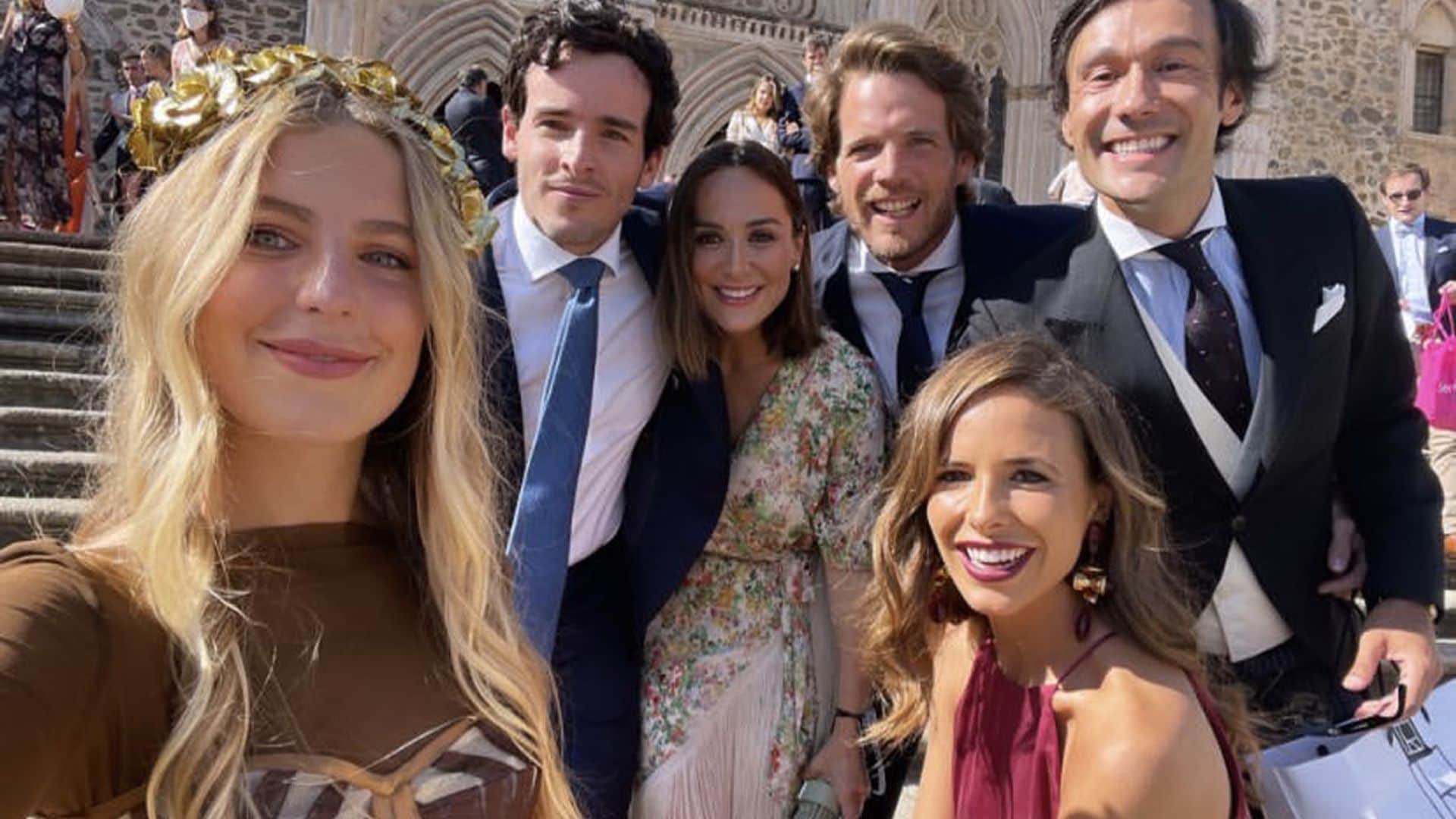 El perfecto look de invitada de Tamara Falcó con un vestido 'wrap' de flores y flecos