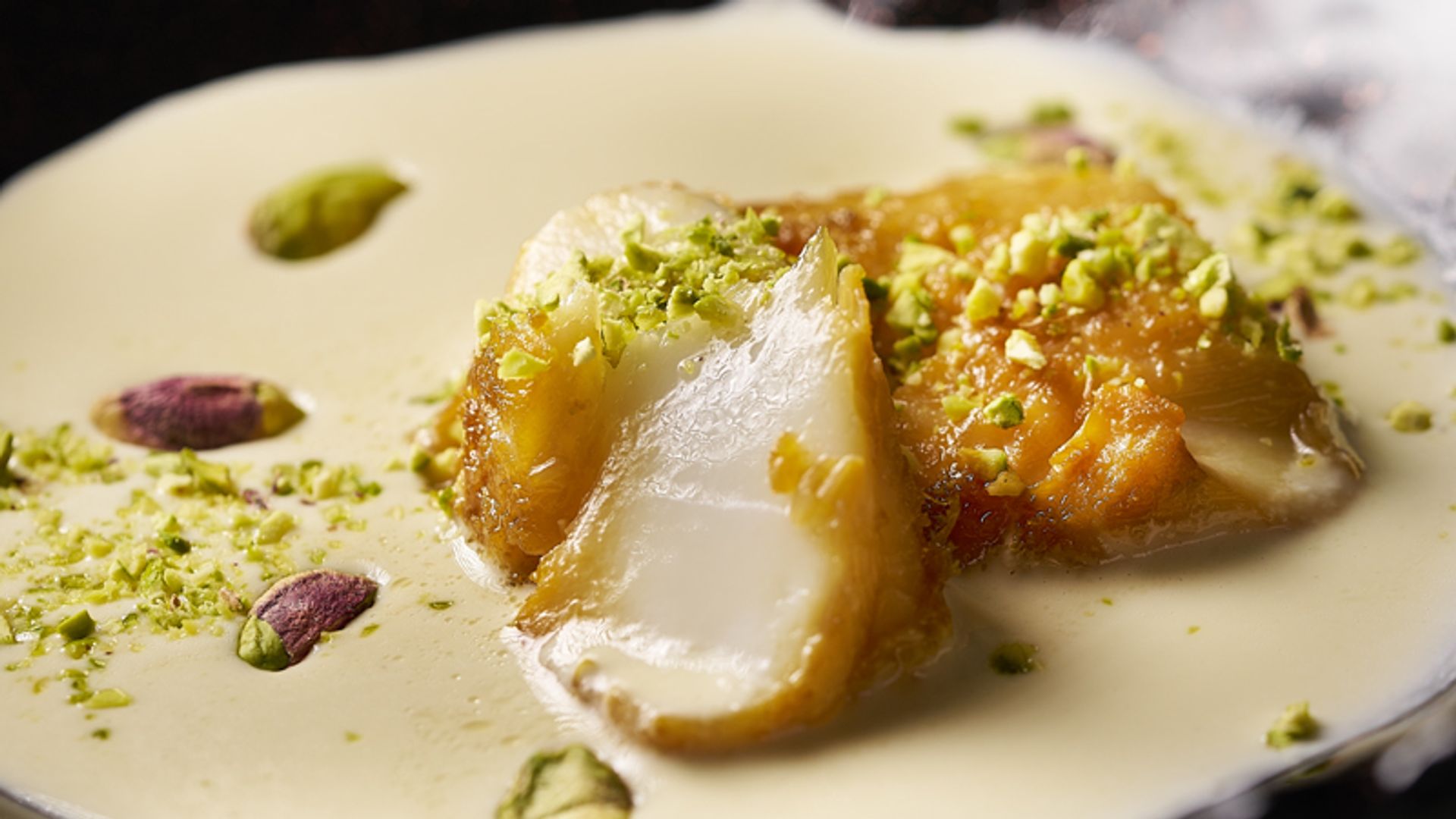 Tataki de skrei con ajoblanco ahumado y pistachos