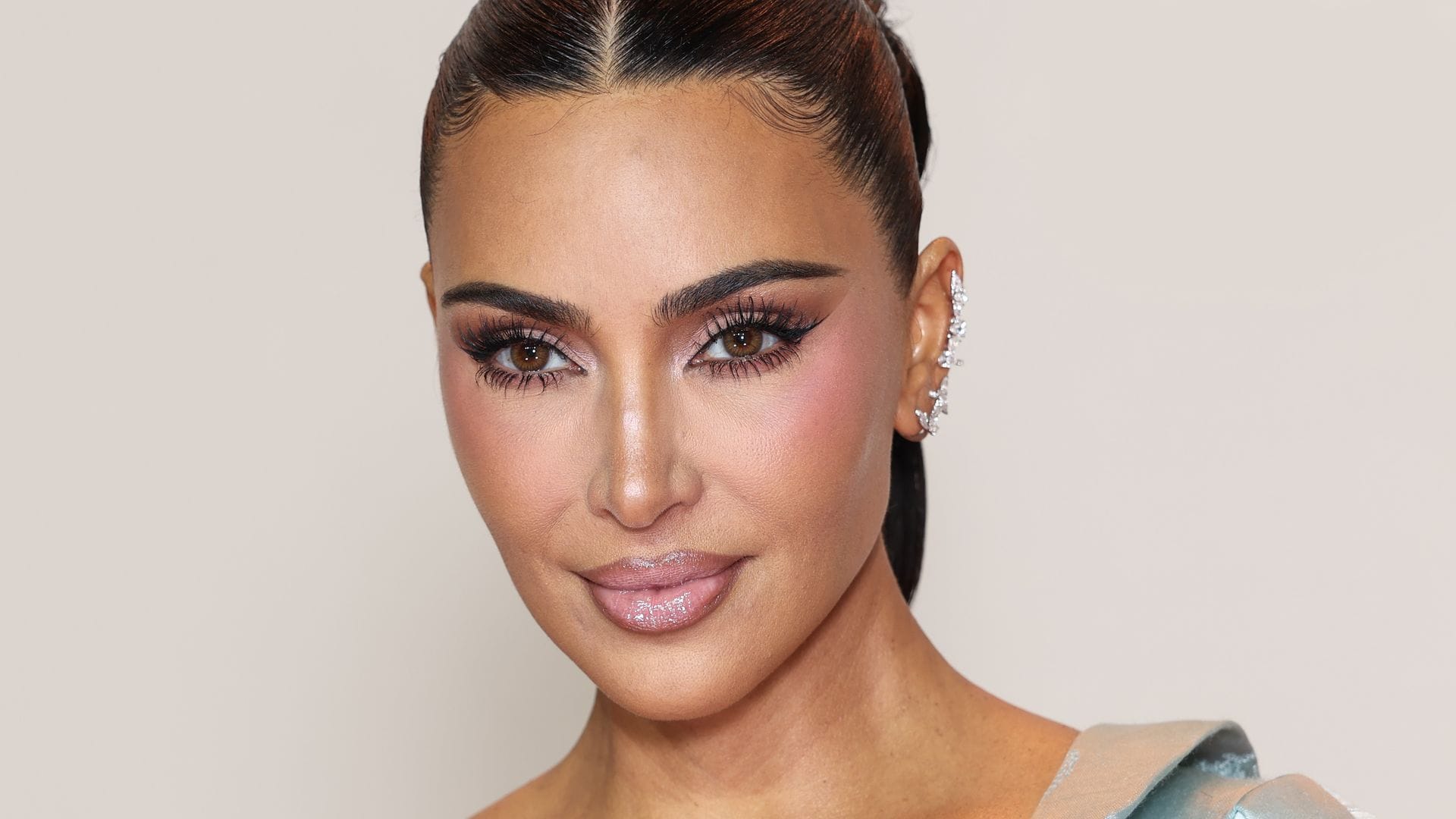 Kim Kardashian en el estreno en París de Todas las de la ley con vestido azul y maquillaje rosa