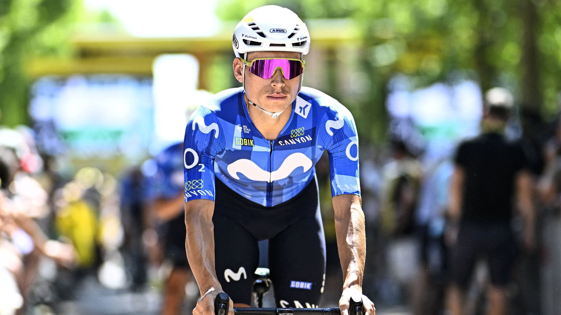 El aparatoso accidente de Einer Rubio en el Tour de Francia: se impactó contra un coche y terminó con 20 puntos