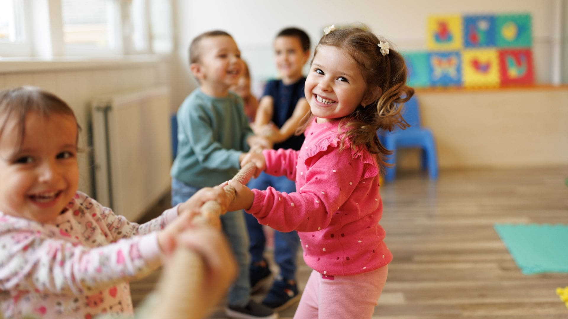 Niña feliz en clase
