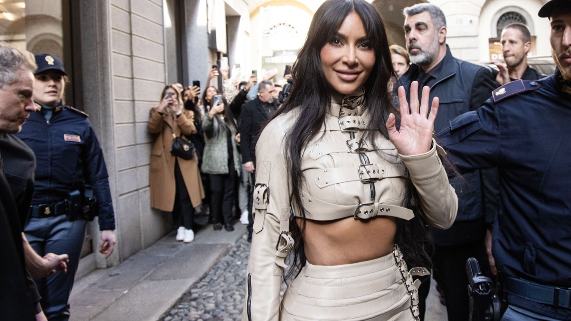 Kim Kardashian desata la locura en Milán (y termina saliendo al balcón a saludar como una reina)