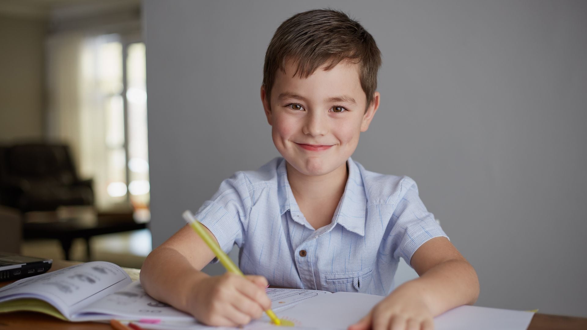 Niño estudia contento