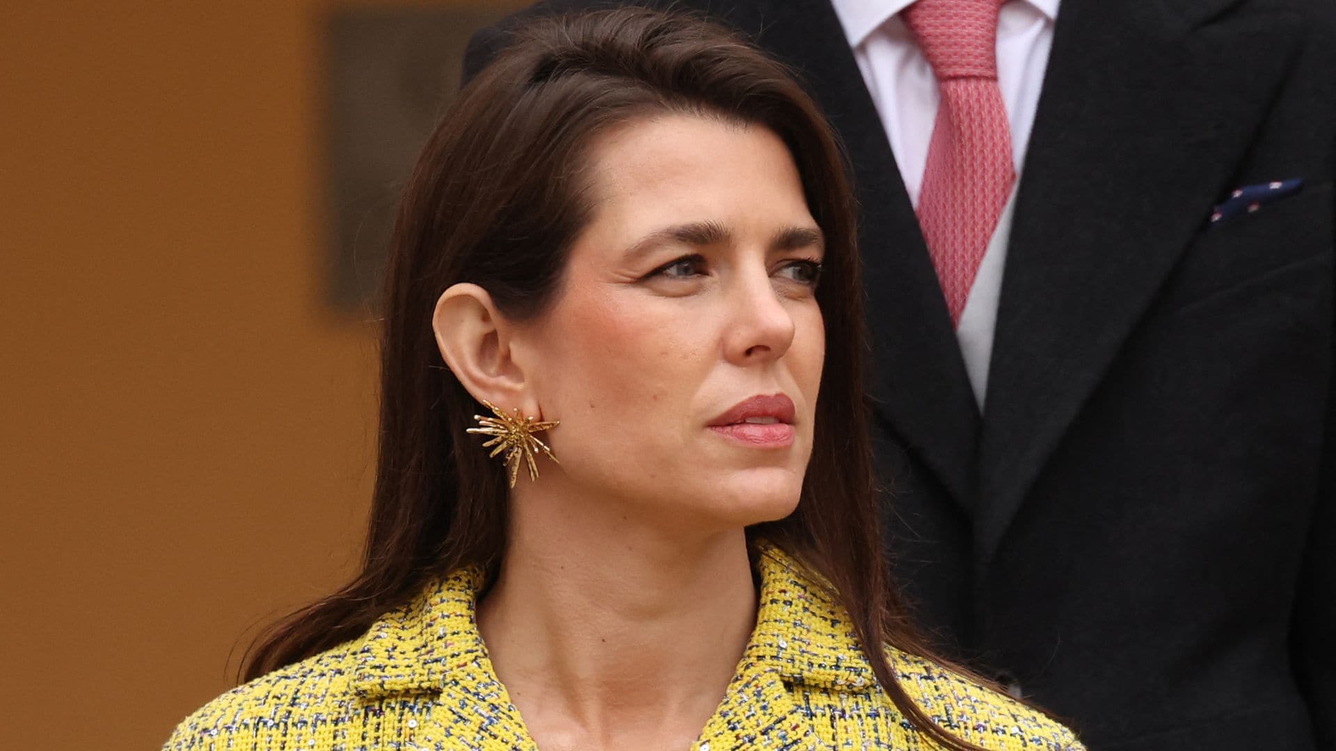 Carlota Casiraghi desafía la mala suerte con unos maxipendientes de impacto y guiño a Penélope Cruz