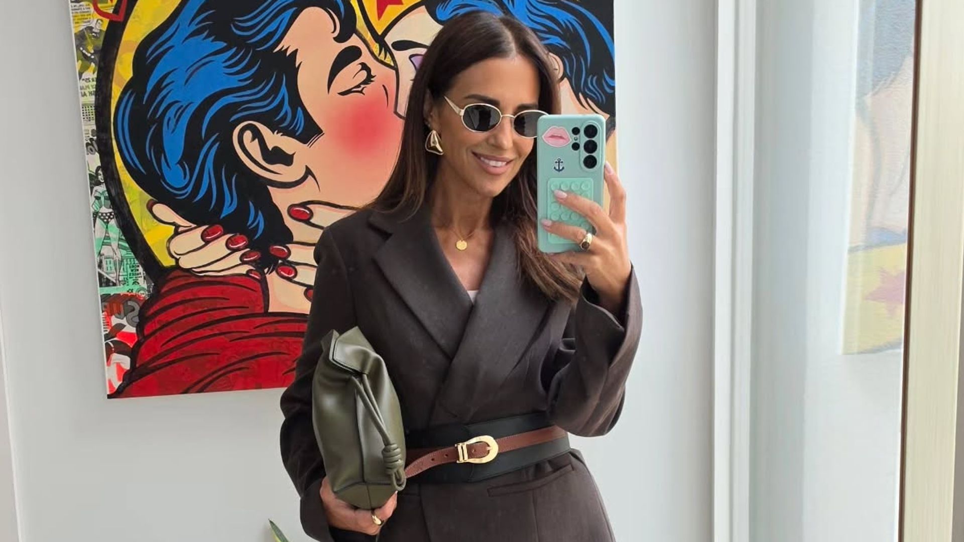 Paula Echevarría y Tamara Falcó se rinden al fajín de inspiración masculina, el accesorio que ahora se lleva sobre la americana para marcar cintura