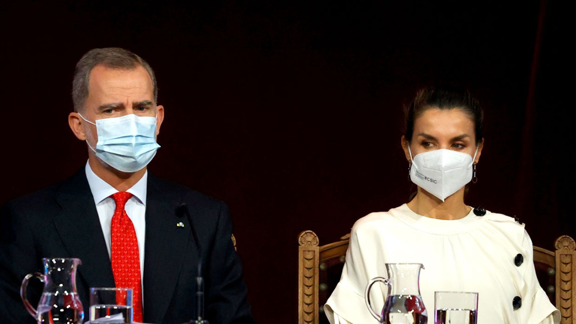 ¡No hay dos sin tres! La Reina rescata su blusa cruzada que generó un 'impacto internacional'
