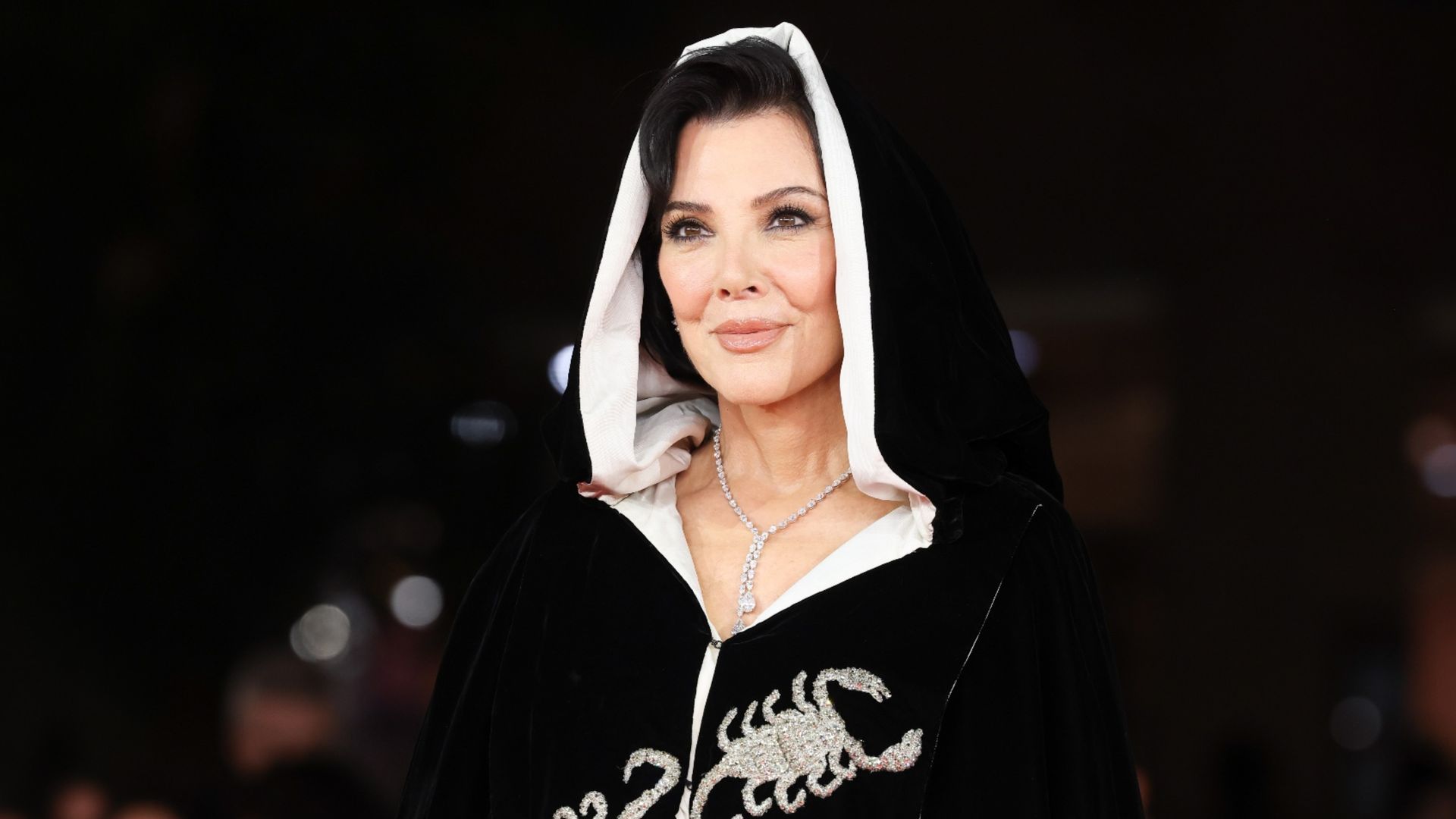 Kris Jenner impacta en Roma con la misteriosa capa 'vintage' de escorpiones que Elizabeth Taylor llevó en 1969 al cumpleaños de Grace Kelly