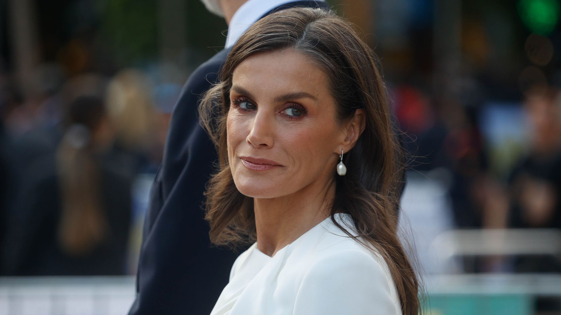 La reina Letizia a su llegada a la celebración de la Santa Misa presidida por el Papa León XIV, a 10 de junio de 2026, en Barcelona