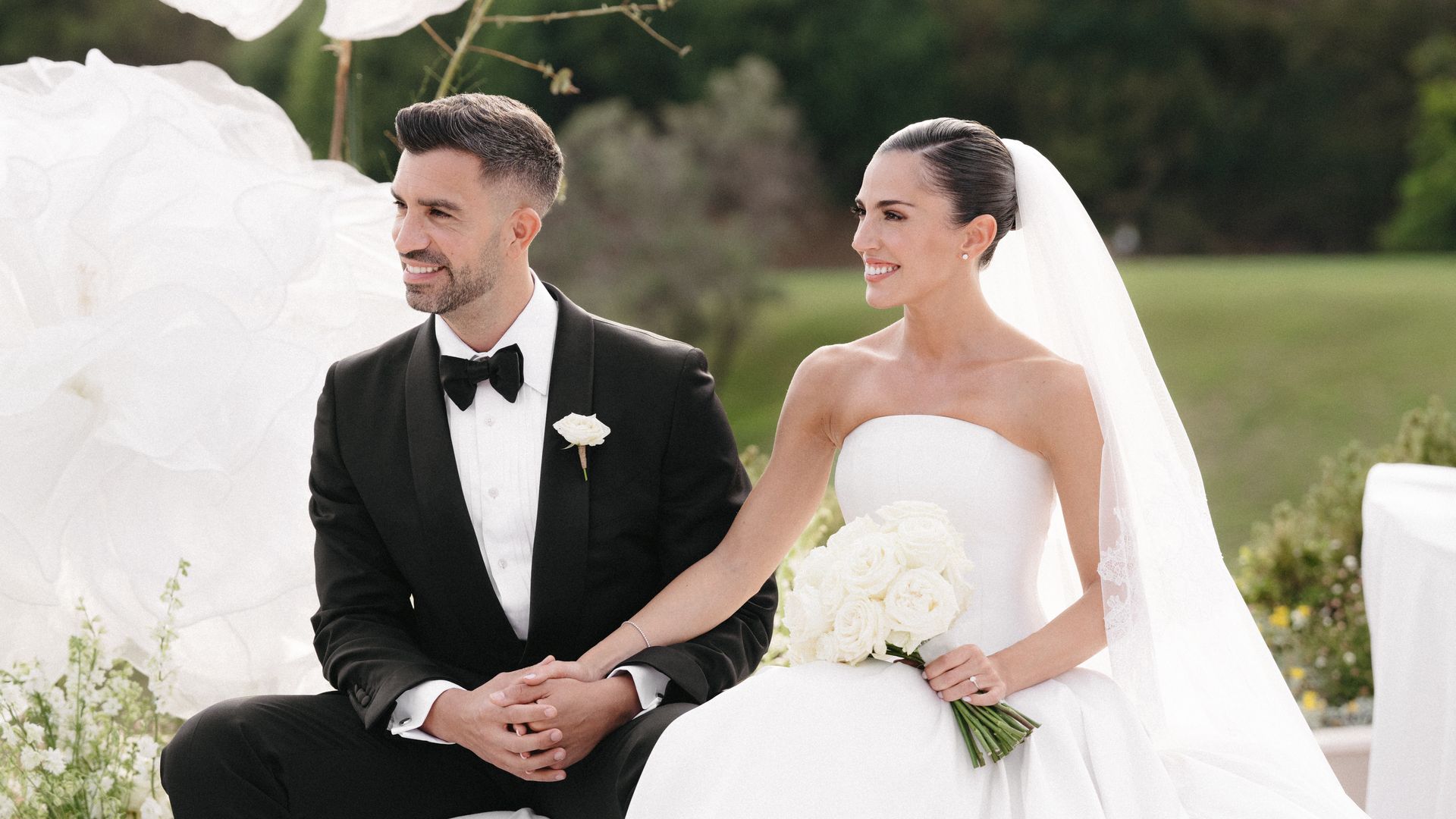 Entramos en la boda del futbolista Fernando Pacheco y Ángela Guerrero: un exclusivo club de Marbella, 150 invitados y dos vestidos de novia a medida