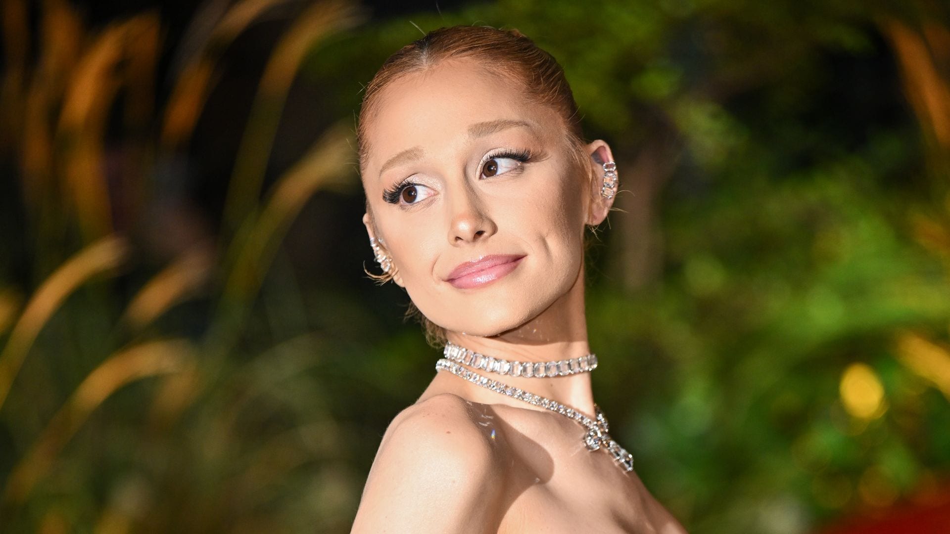 Ariana Grande, una ninfa del color en su campaña de moda más especial
