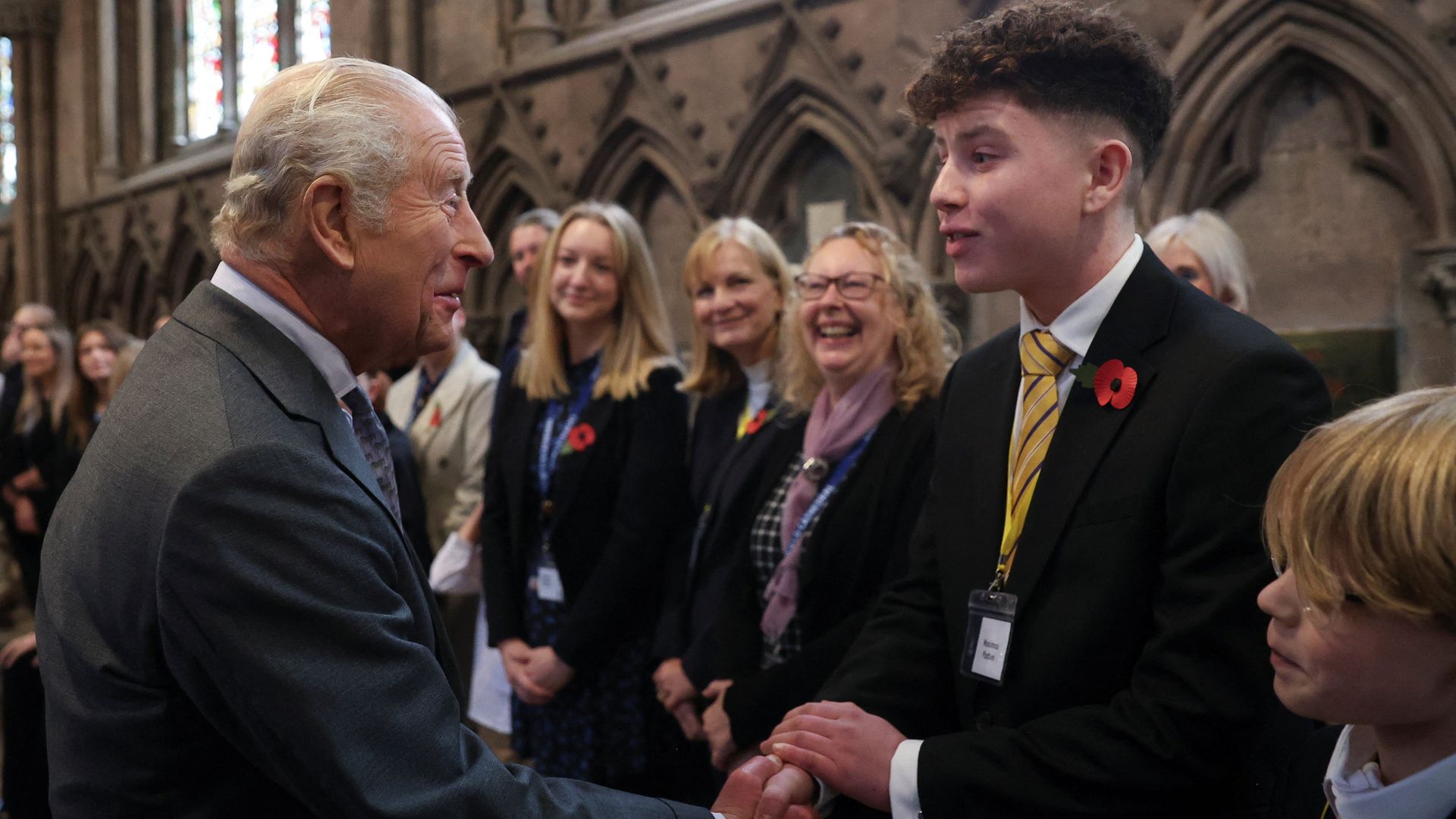 La broma del rey Carlos III a un estudiante que ha dado la vuelta al mundo: “Siempre puedes culparme a mí”