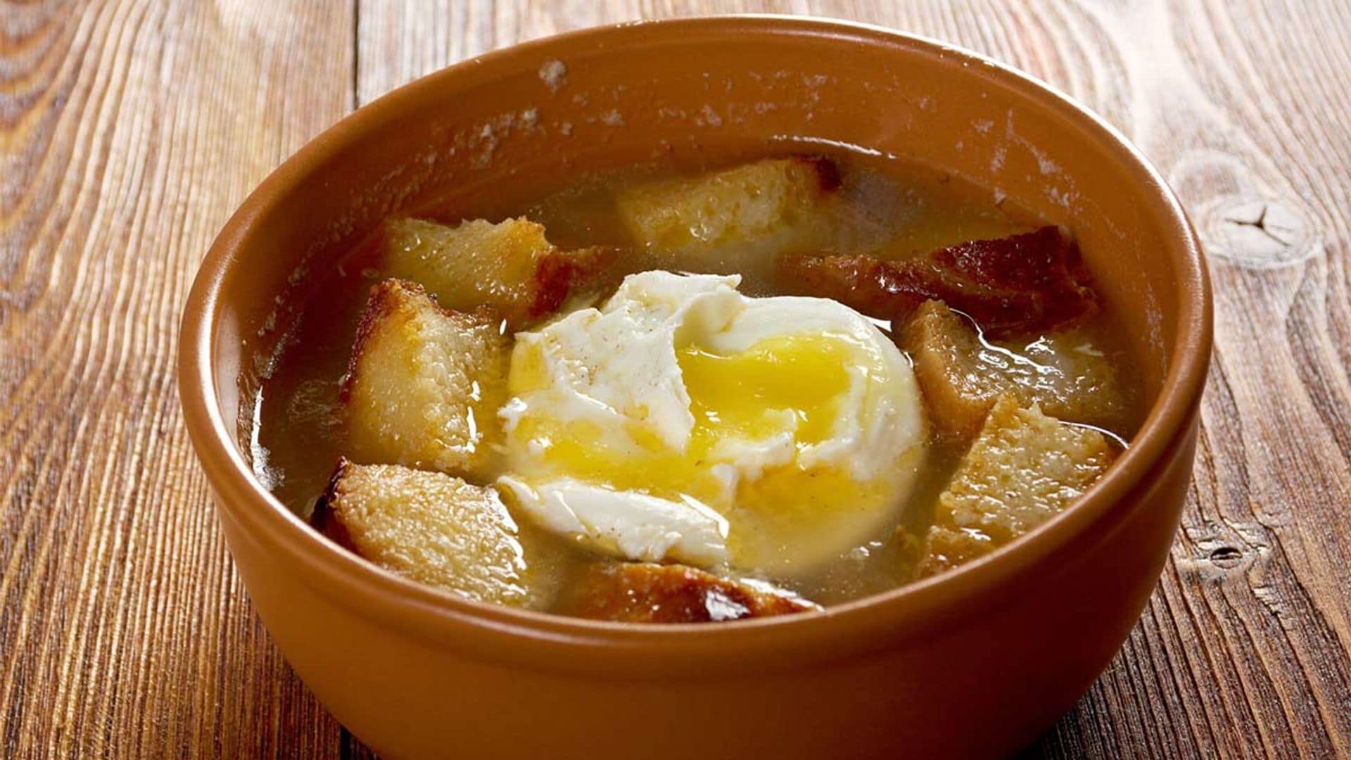 Sopa de ajo con pan y huevo