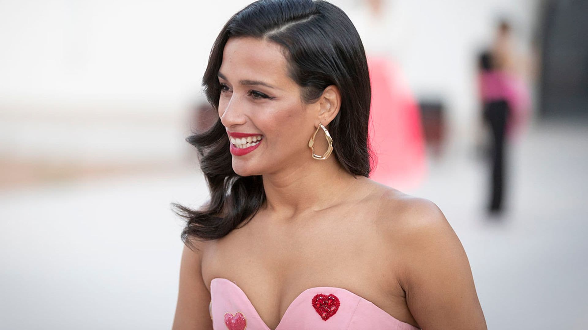 Chanel Terrero acierta con el 'sleek back', el peinado de invitada que nunca se despeina