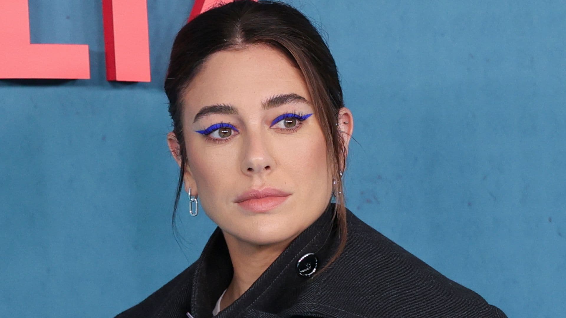 Blanca Suárez en el estreno de Respira con eyeliner azul cobalto