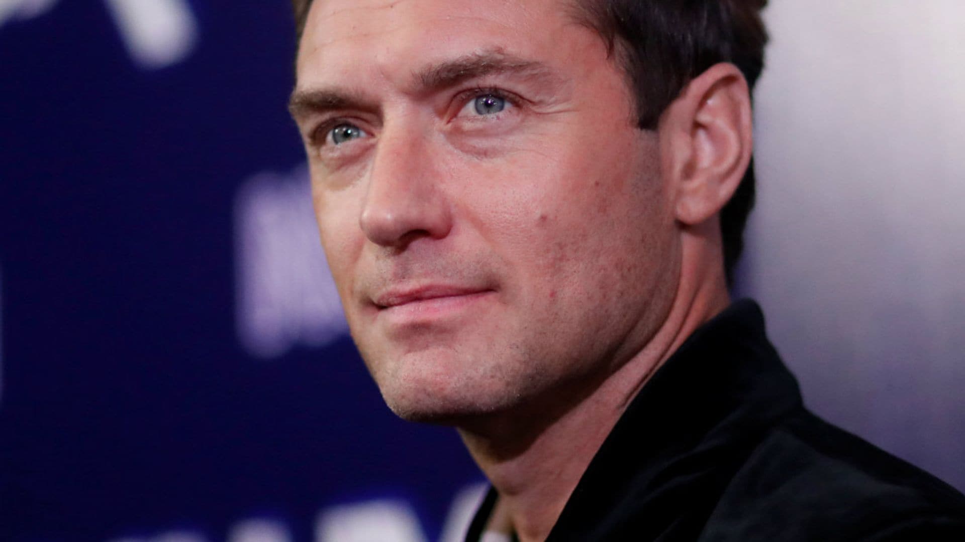 Jude Law se une a Taika Waititi en una serie que se burlará de Hollywood