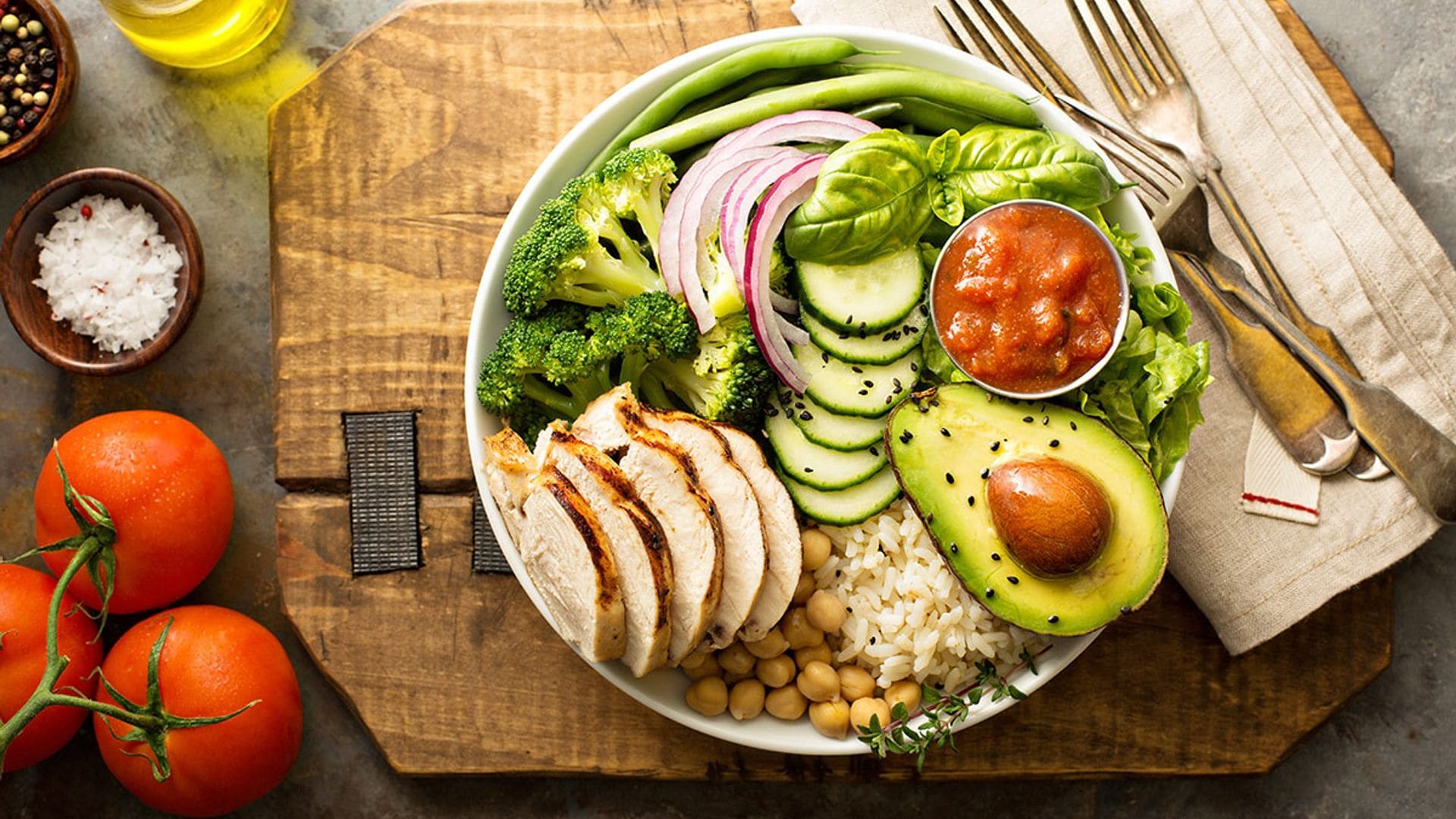 'Poke bowl' de arroz con pollo y aguacate
