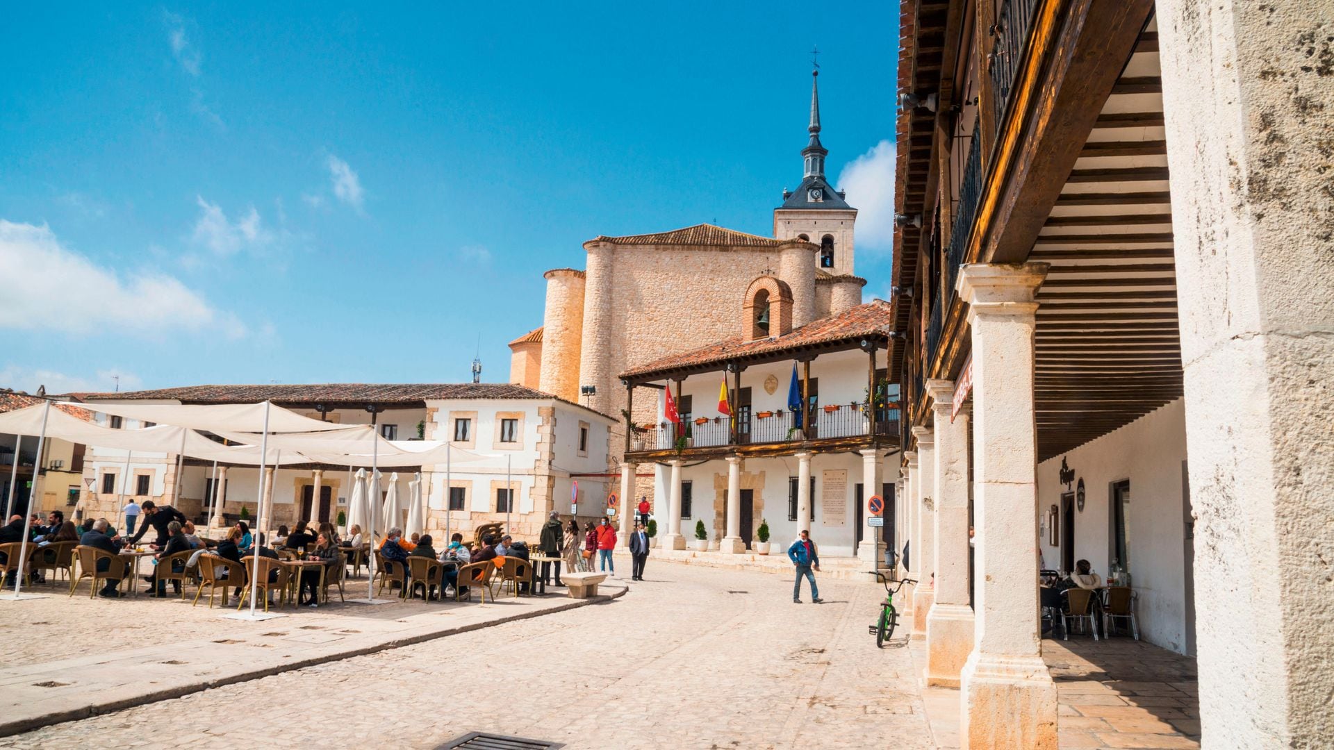 Solo 5 kilómetros separan las dos plazas mayores más icónicas de Madrid (y ahora es el momento perfecto para descubrirlas)