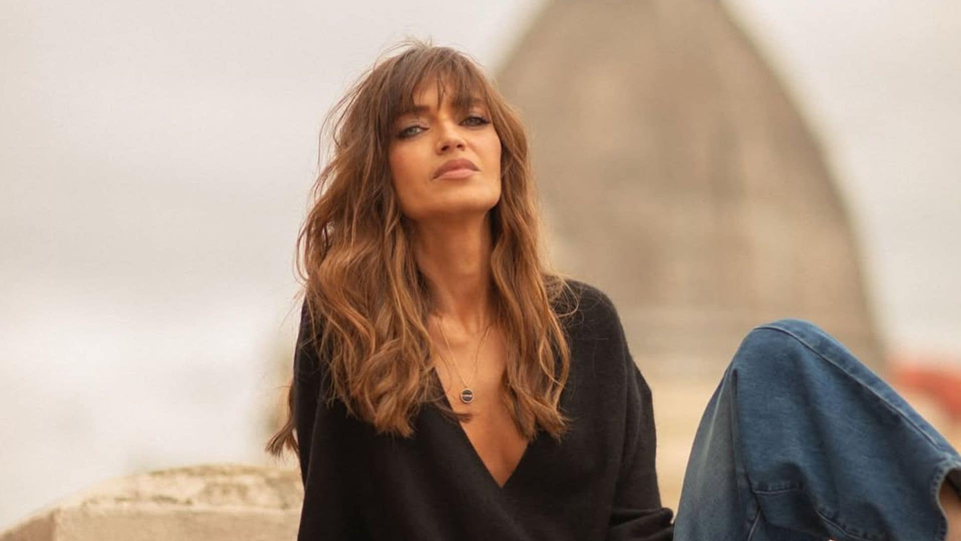 Sara Carbonero lanza un emotivo mensaje oculto en su look con básicos