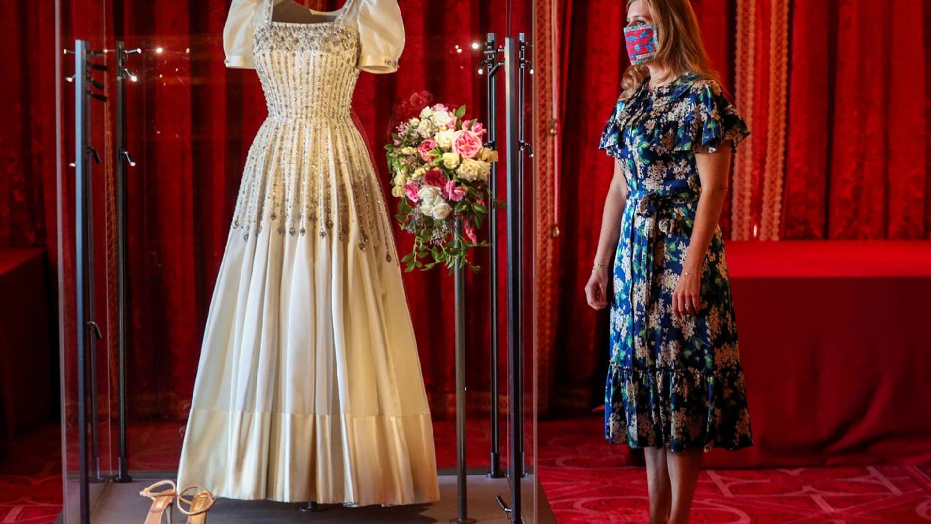 Beatriz de York posa junto a su vestido de novia dos meses después de dar el 'sí, quiero' por sorpresa