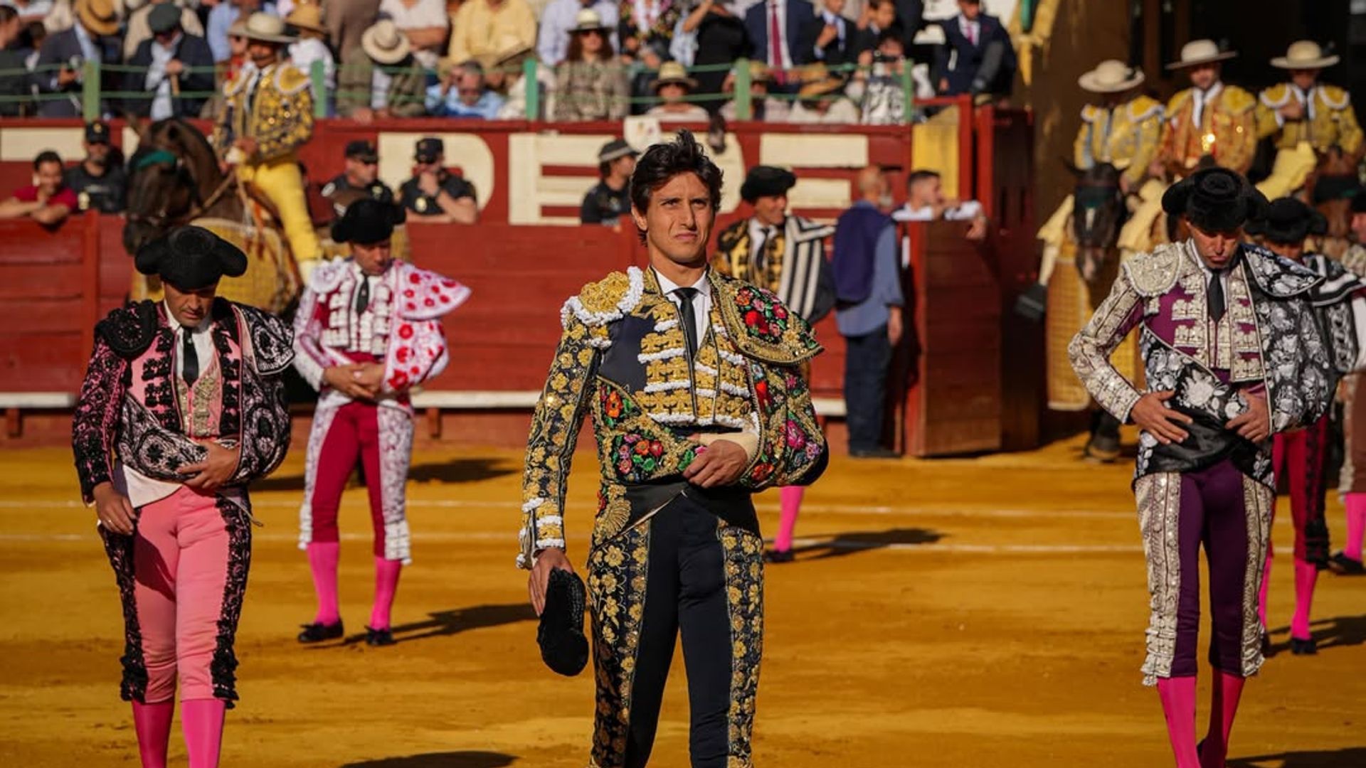 Roca Rey vuelve a los ruedos y sale por la puerta grande de Jerez, pero sin rastro de Tana Rivera: "Han sido 22 días muy duros"