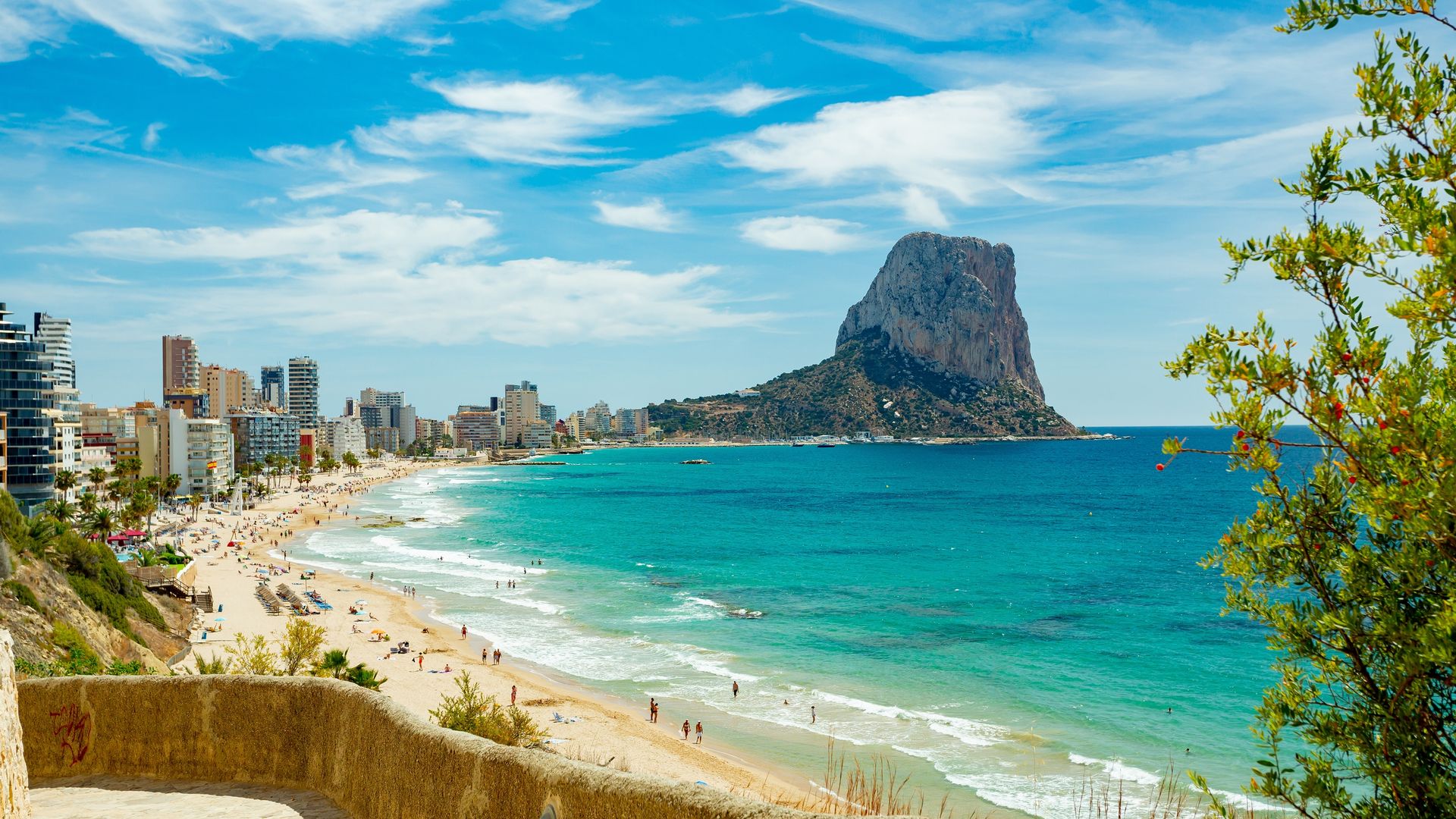 La playa de Calpe que esconde unas antiguas termas romanas bajo la mirada del peñón de Ifach