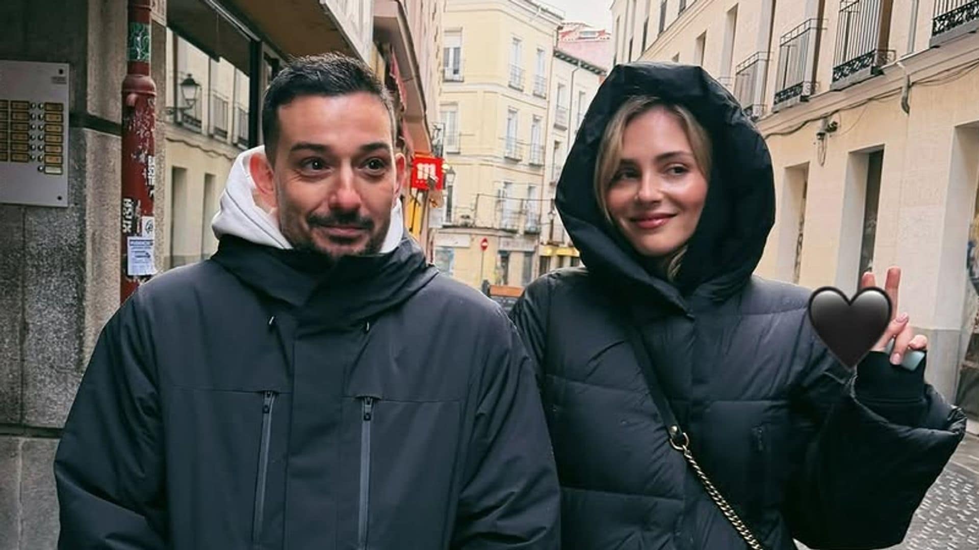 Andrea Duro con su "maridito" de paseo por Madrid