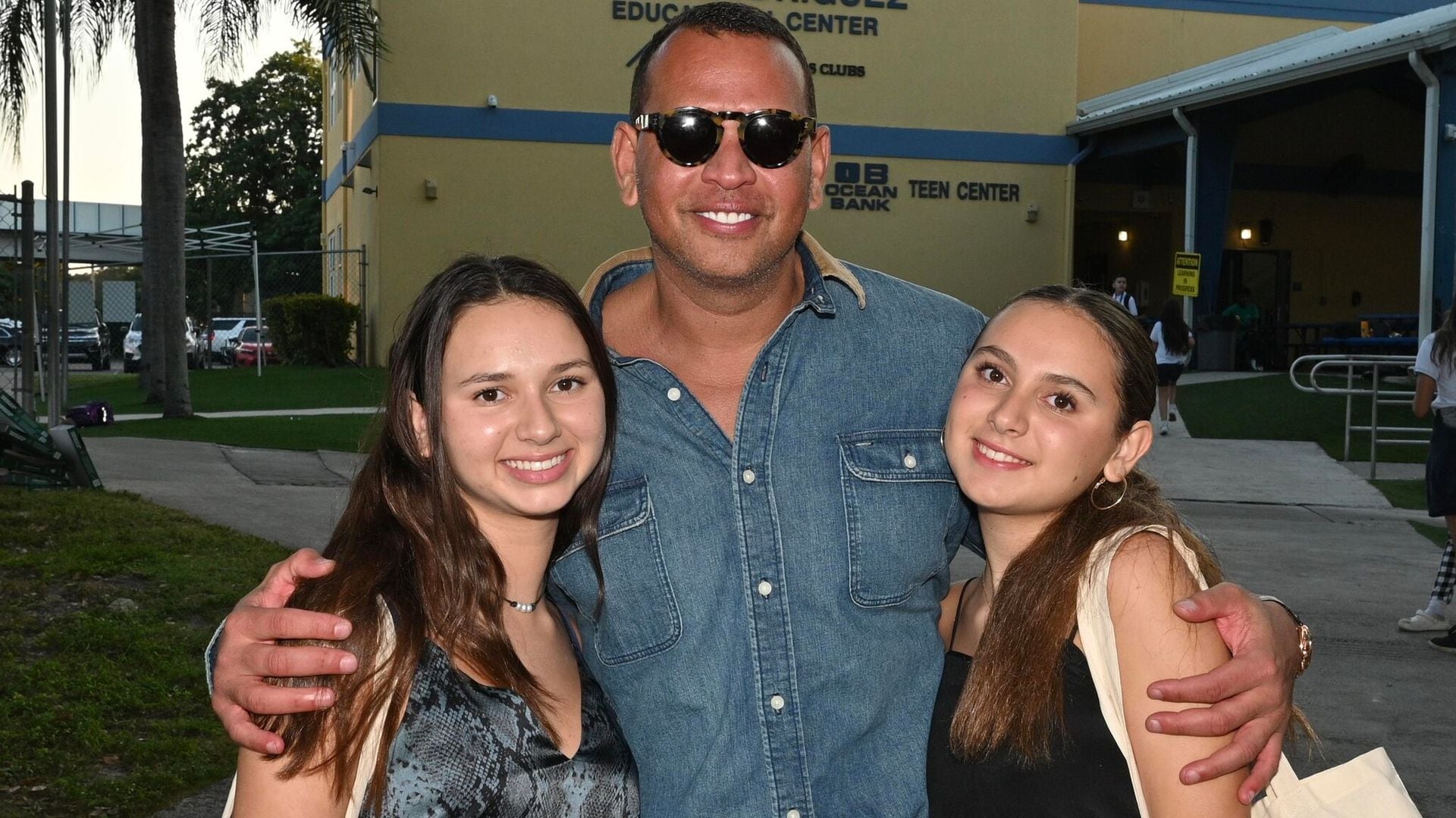 La emotiva reacción de Alex Rodriguez ante la sorpresiva visita de su hija Natasha en los playoffs de la NBA en Texas