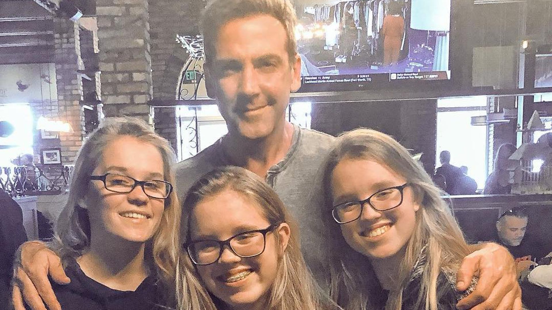 Carlos Ponce, el rey de las sorpresas, obsequia un auto a sus hijas gemelas