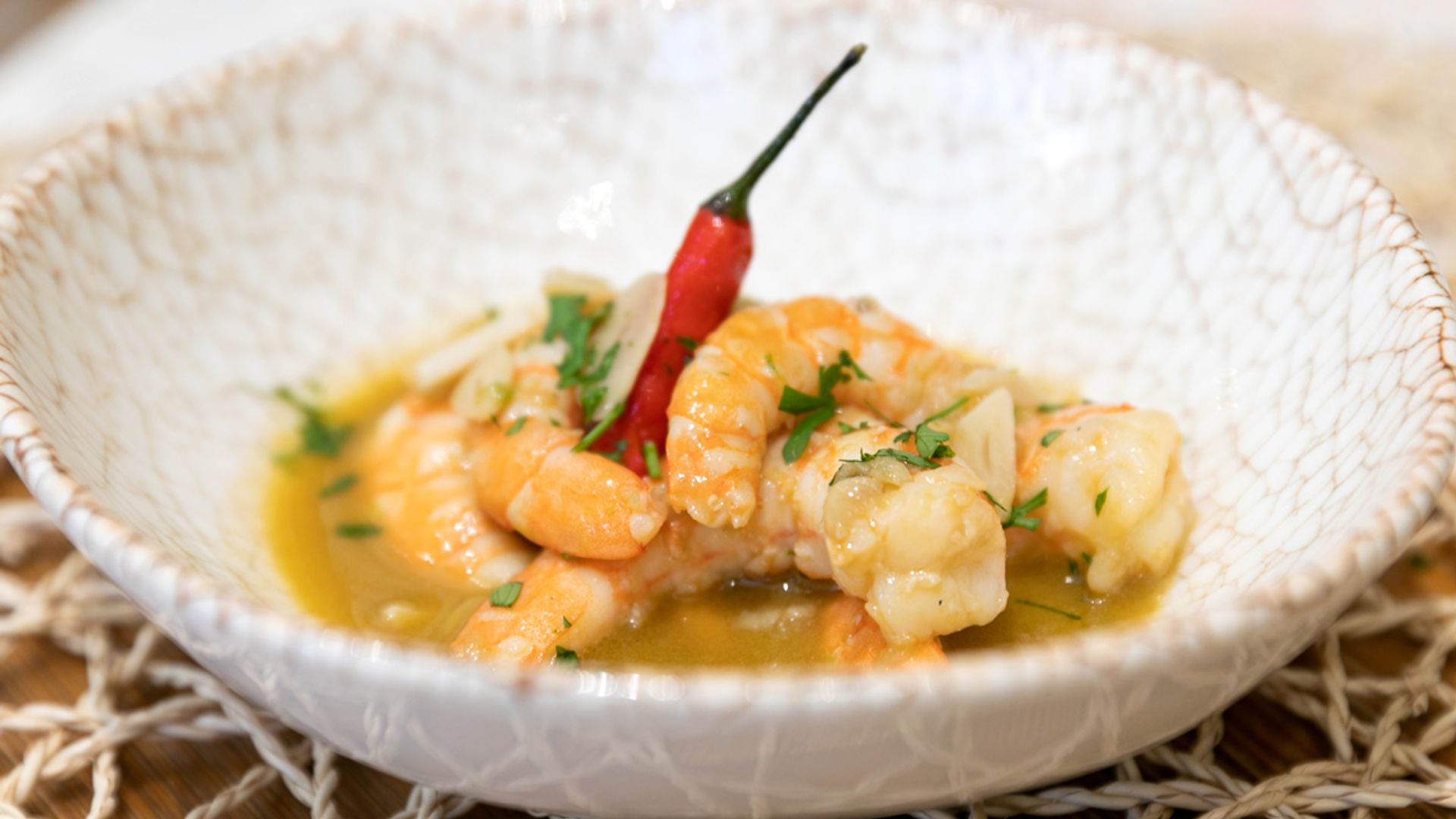 Langostinos al ajillo con chile y brandy de Jerez