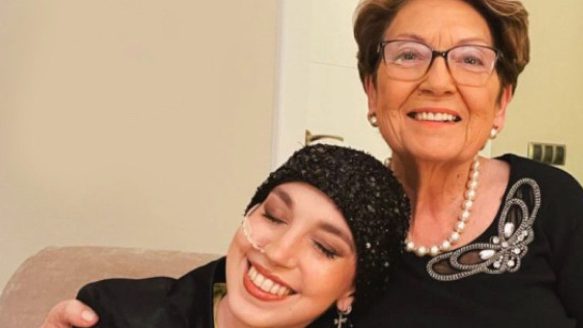 Complicidad y mucho amor: el tierno encuentro de Elena Huelva y su abuela tras recibir el alta hospitalaria