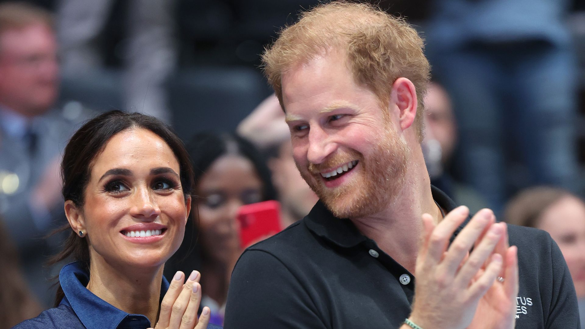 Meghan Markle y el príncipe Harry en su visita a Duesseldorf, Alemania, en 2023.
