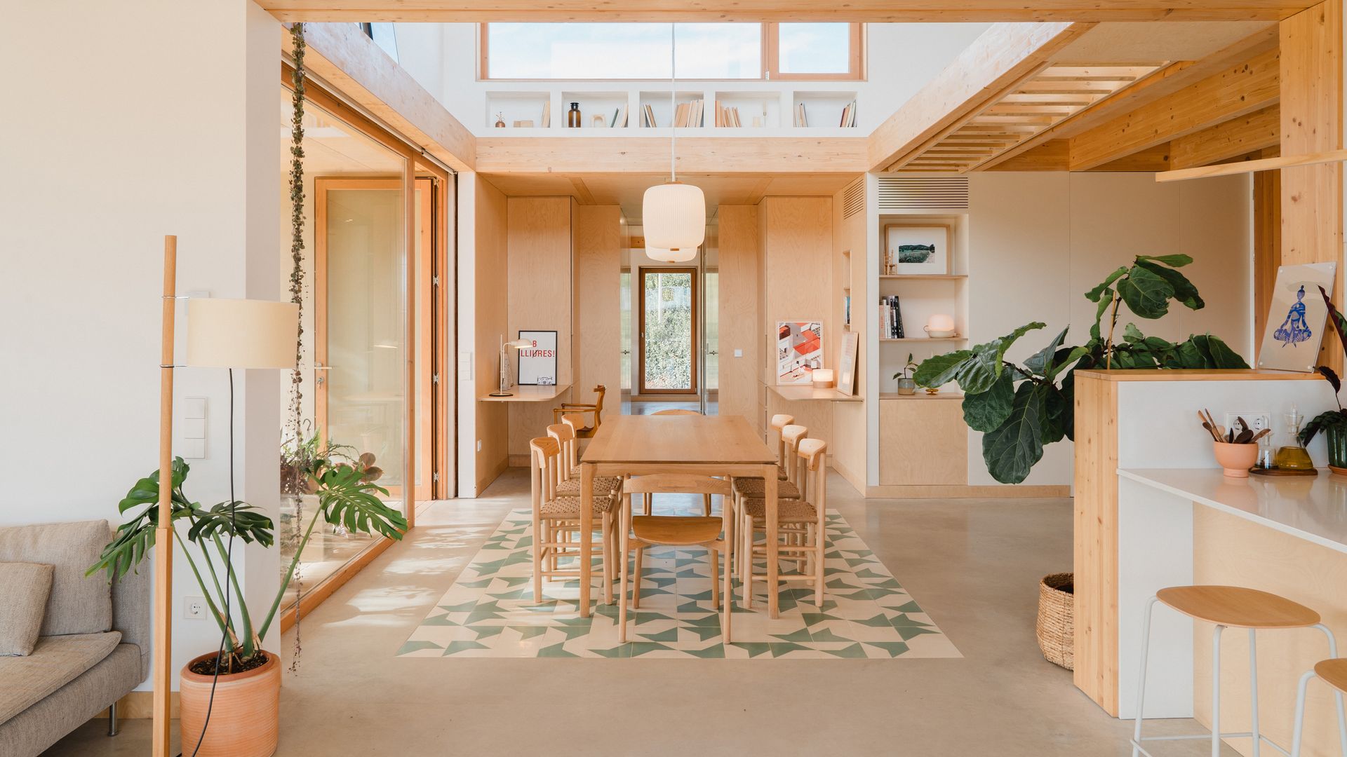 Comedor abierto, techo de madera, paredes de madera, mesa de comedor de madera, alfombra vinílica, planta superior abierta, ventanas 