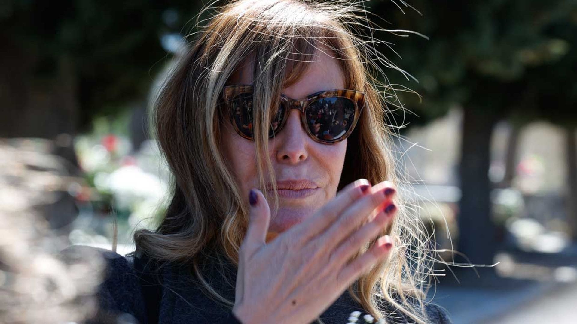 Las conmovedoras palabras de Lara Dibildos al despedir a su madre en el cementerio