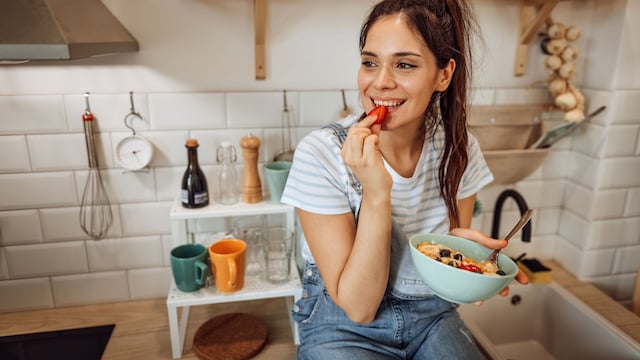 Mujer disfrutando del desayuno por la mañana