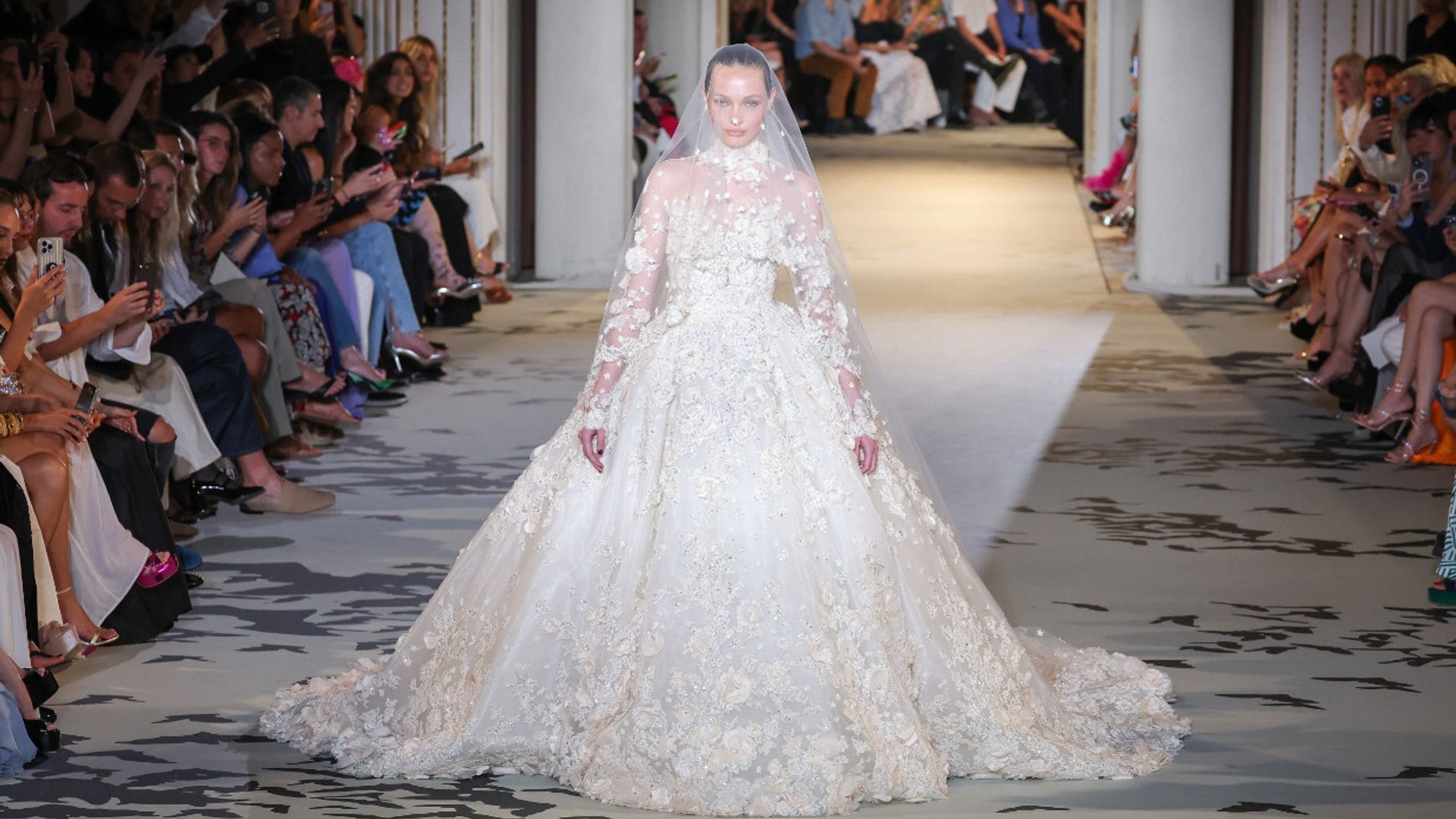 Zuhair Murad presenta su colección más misteriosa , 'Aroma a medianoche', en París
