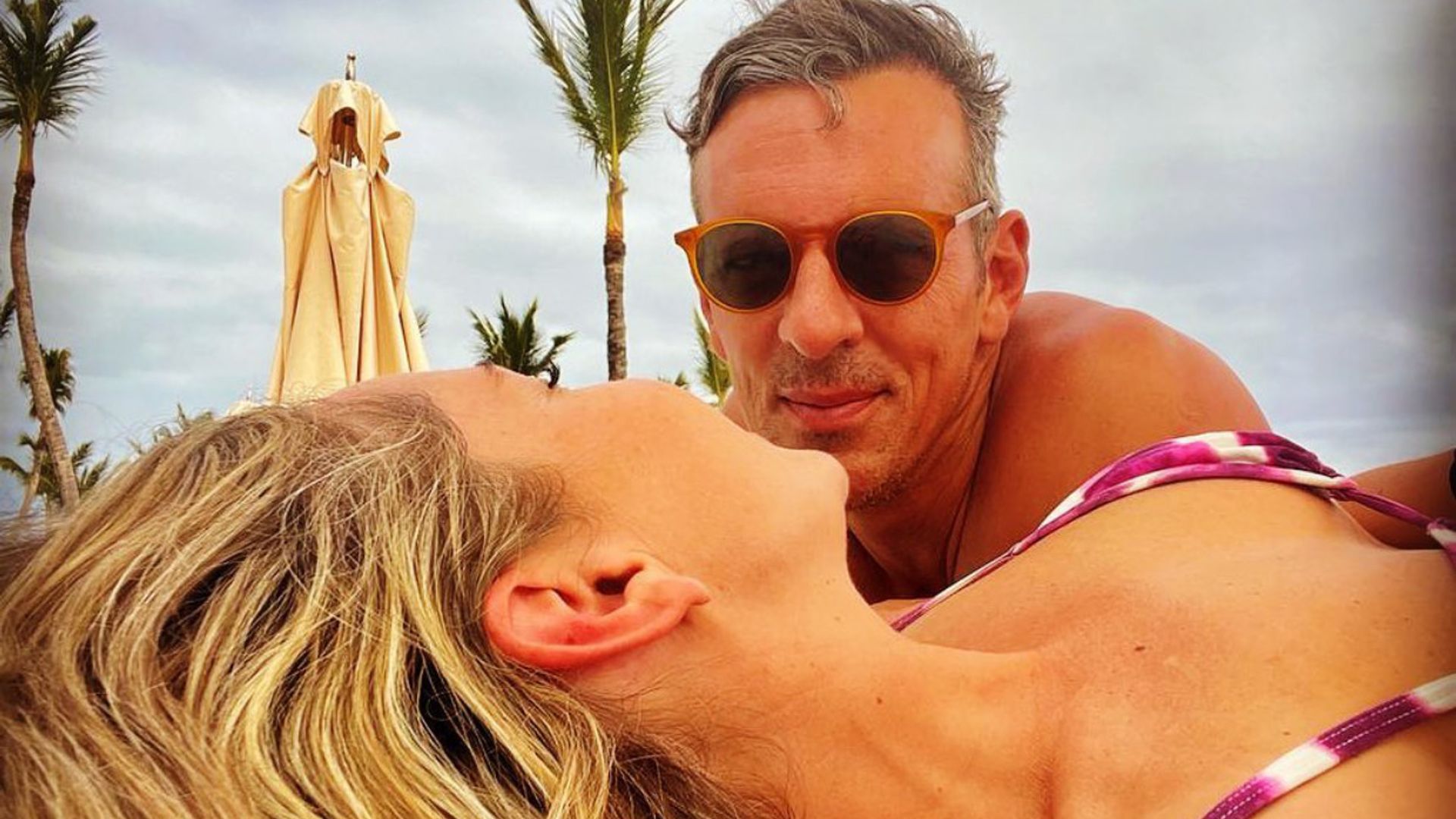 La foto más romántica de Joaquín Prat con su chica, Alexia Pla, ¡abrazados con el mar y sol de fondo!