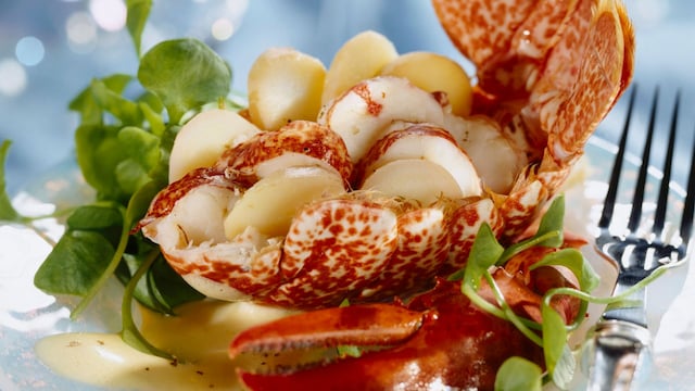 Bogavantes con patata y salsa de limón