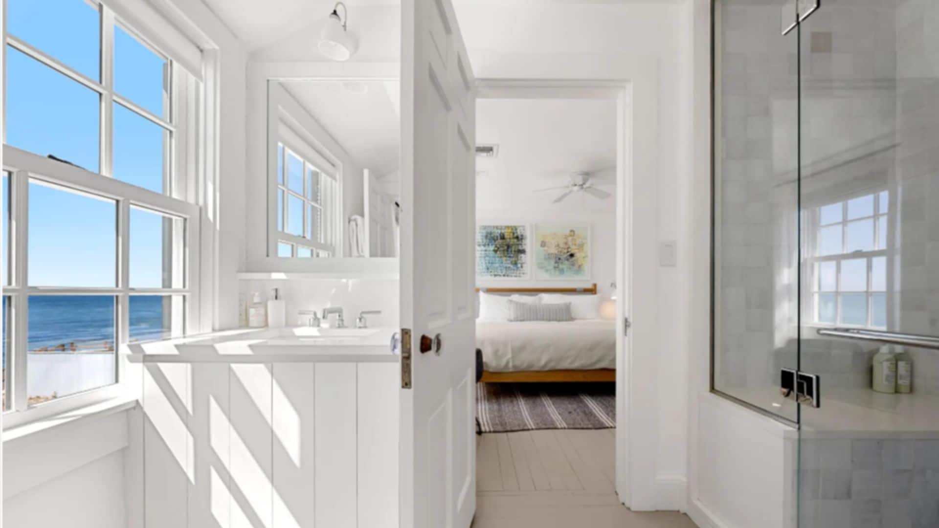 Mansión Taylor Swift, baño en suite con muebles de lamas de madera blancas, ducha con asiento y mampara