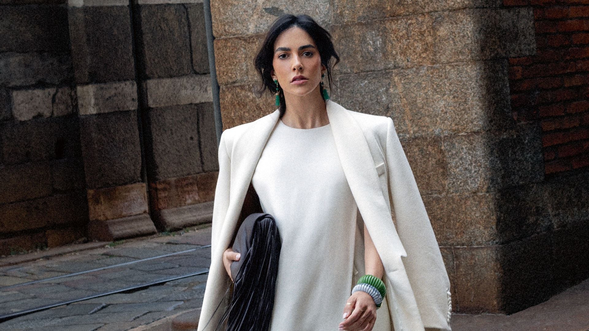 Lleva vestido y bolso, de Sportmax; abrigo, de Mans; botas, de Aquazzura, y joyas, de Rabat