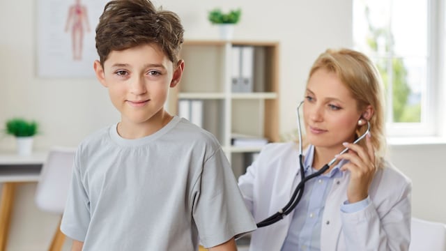 Doctora auscultando a un niño