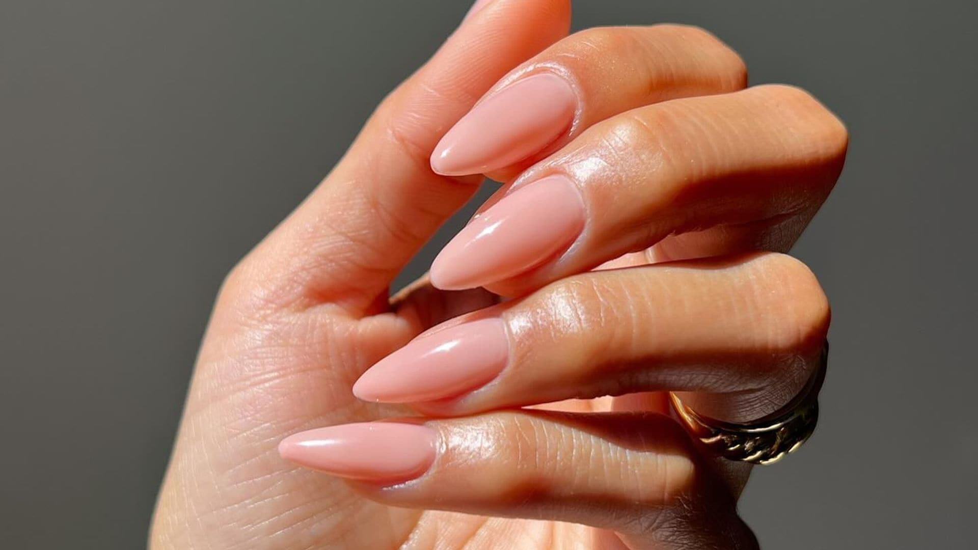 La manicura en rosa pálido con destellos dorados es la más pedida en salones de belleza