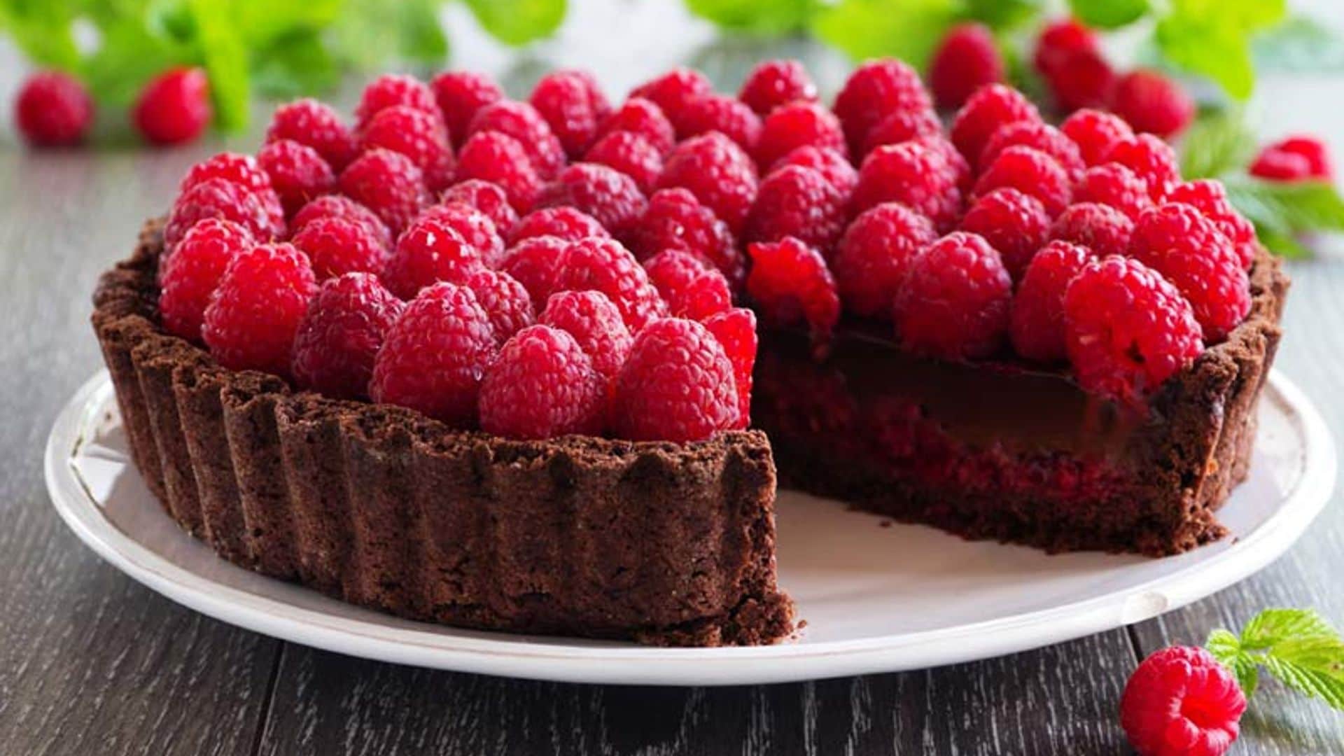 Tarta de chocolate con compota de frambuesas