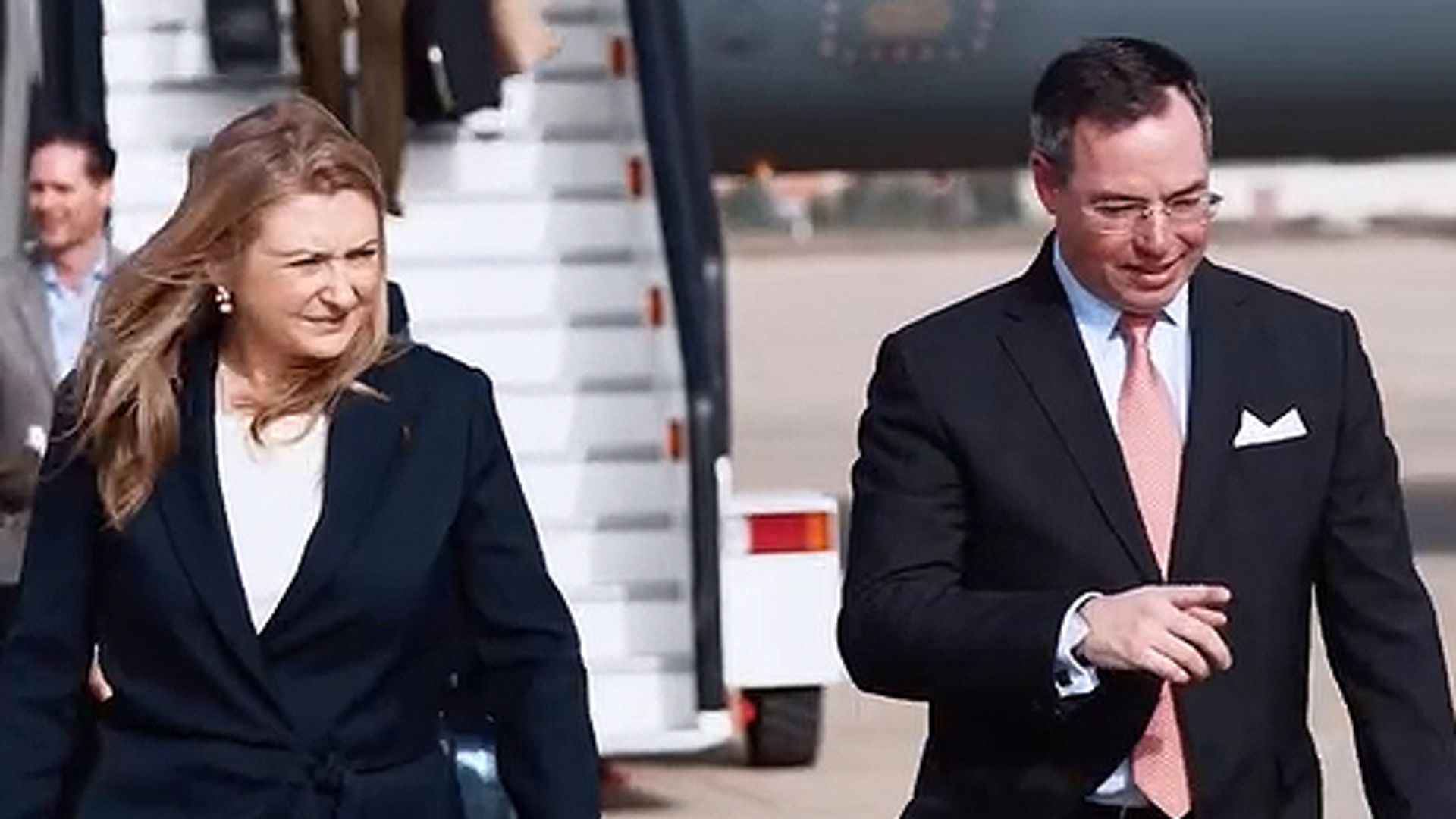Así ha sido la llegada de película de Stéphanie y Guillermo de Luxemburgo a España: “Hola, Madrid”