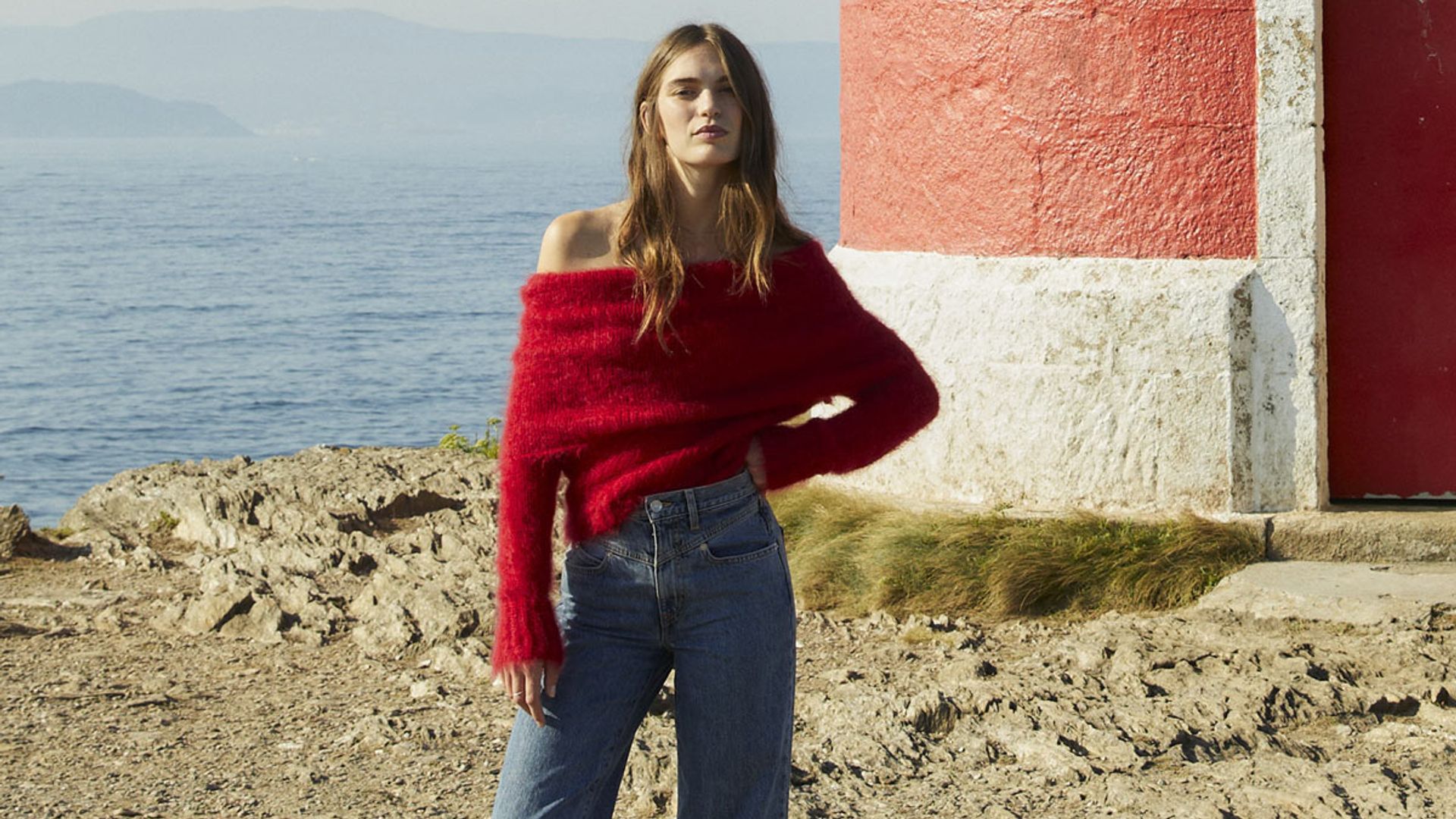 Súmate a la tendencia más sensual y calentita del otoño, el jersey que deja a la vista los hombros
