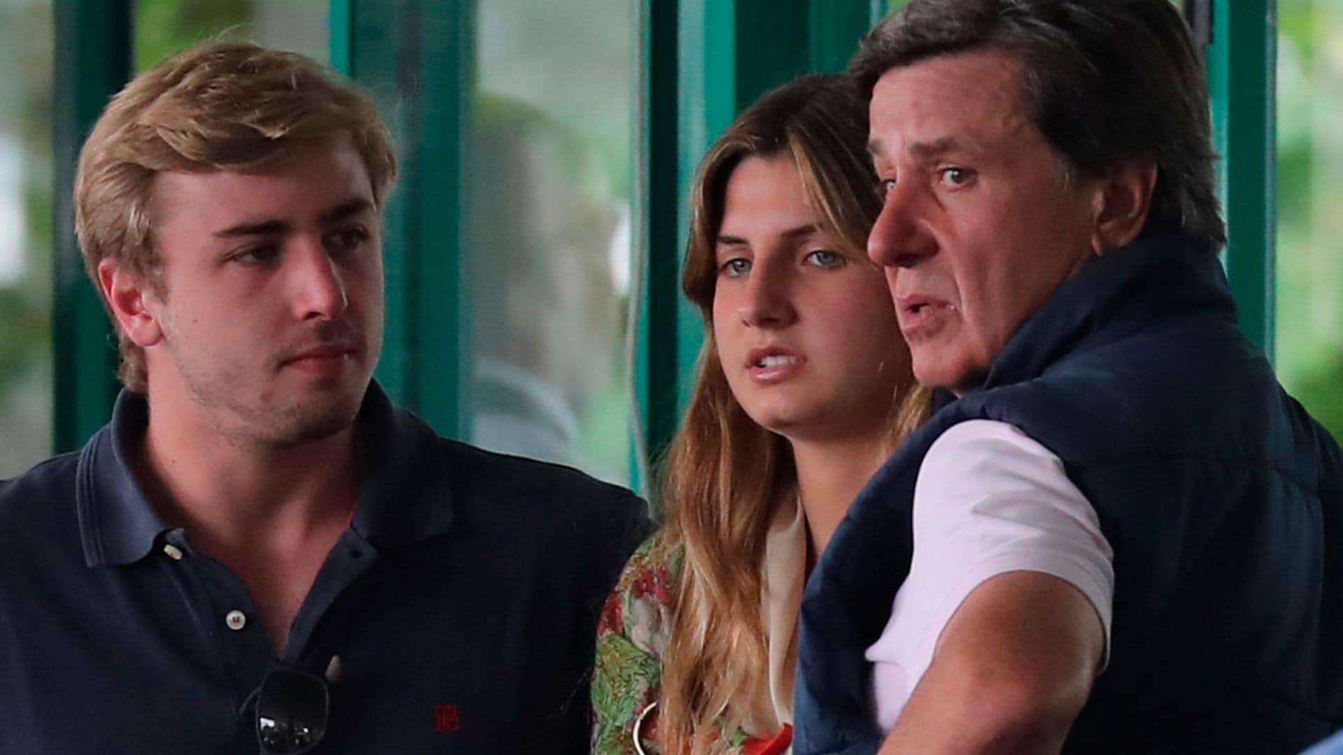 Cayetano Martínez de Irujo, muy cariñoso con sus hijos en la hípica