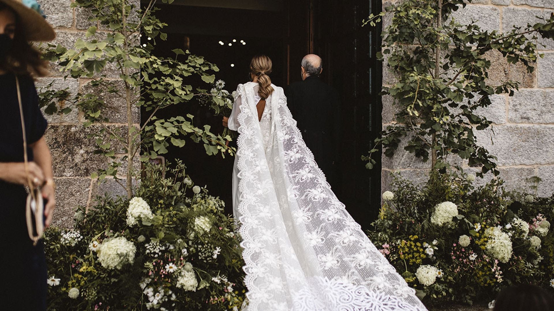 La historia de Ana, la novia de los dos looks tendencia que se casó en un pazo gallego