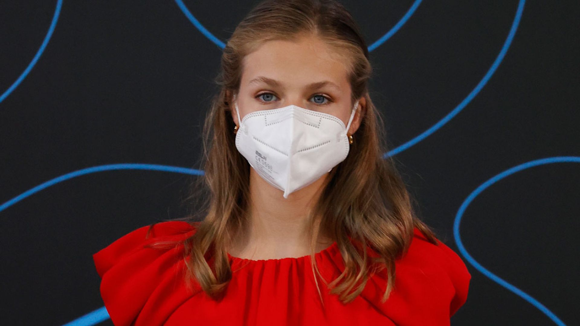Leonor estrena en Barcelona un vestido 'rojo Letizia' de hombros abullonados