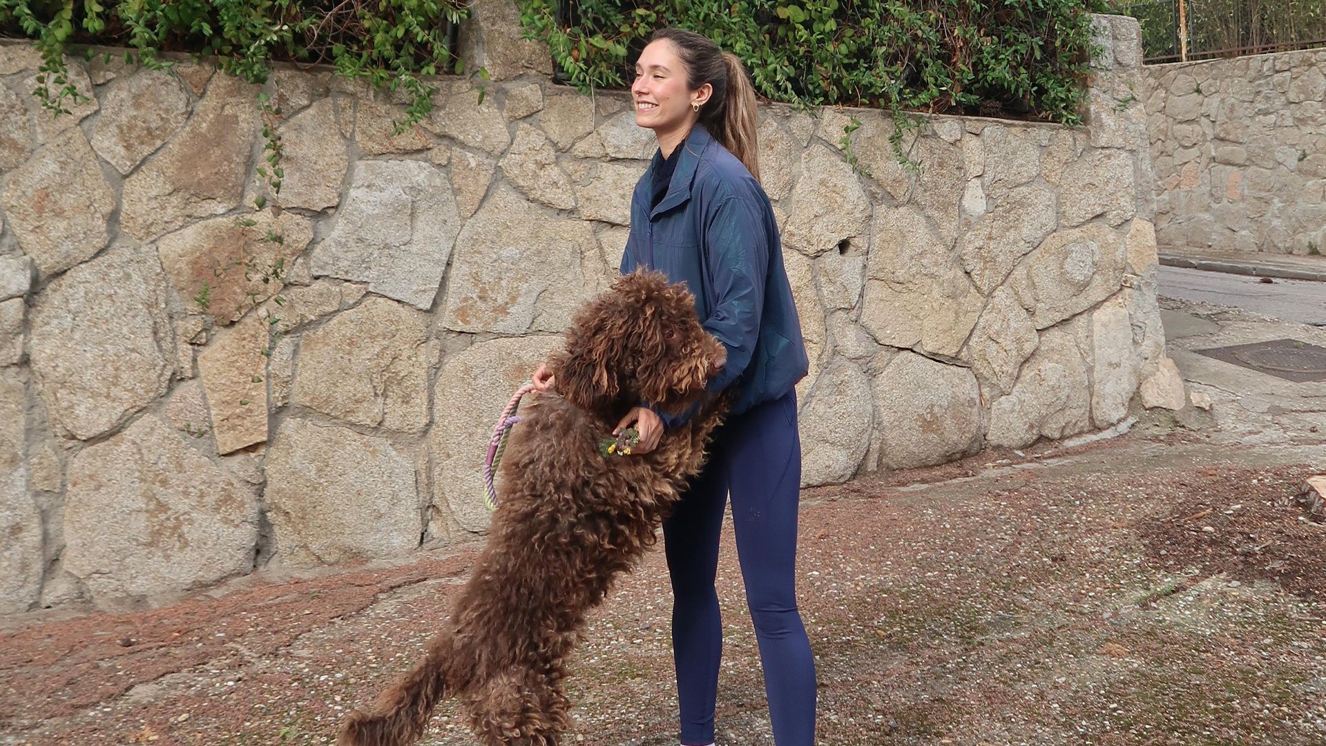 Grace Villarreal jugando con su perro