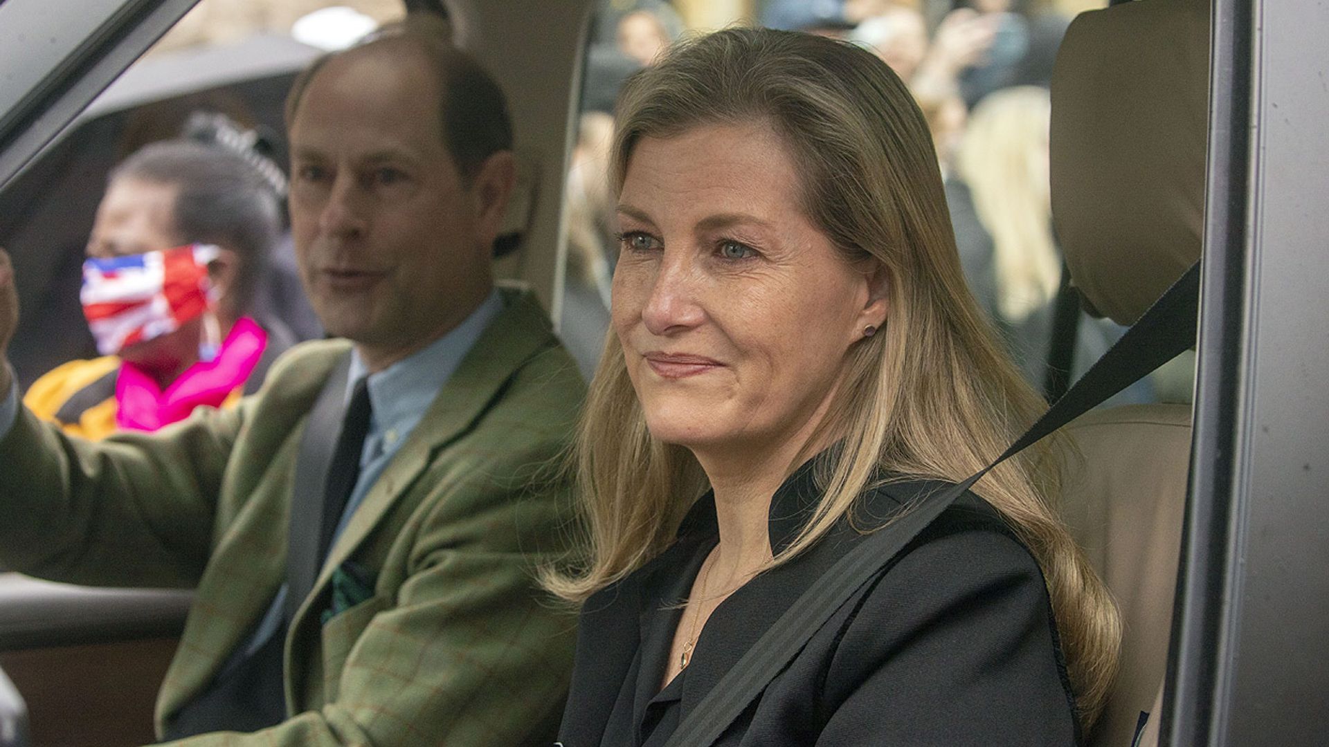 Carlos de Inglaterra, el príncipe Andrés y los condes de Wessex arropan a Isabel II en Windsor y cuentan cómo se encuentra